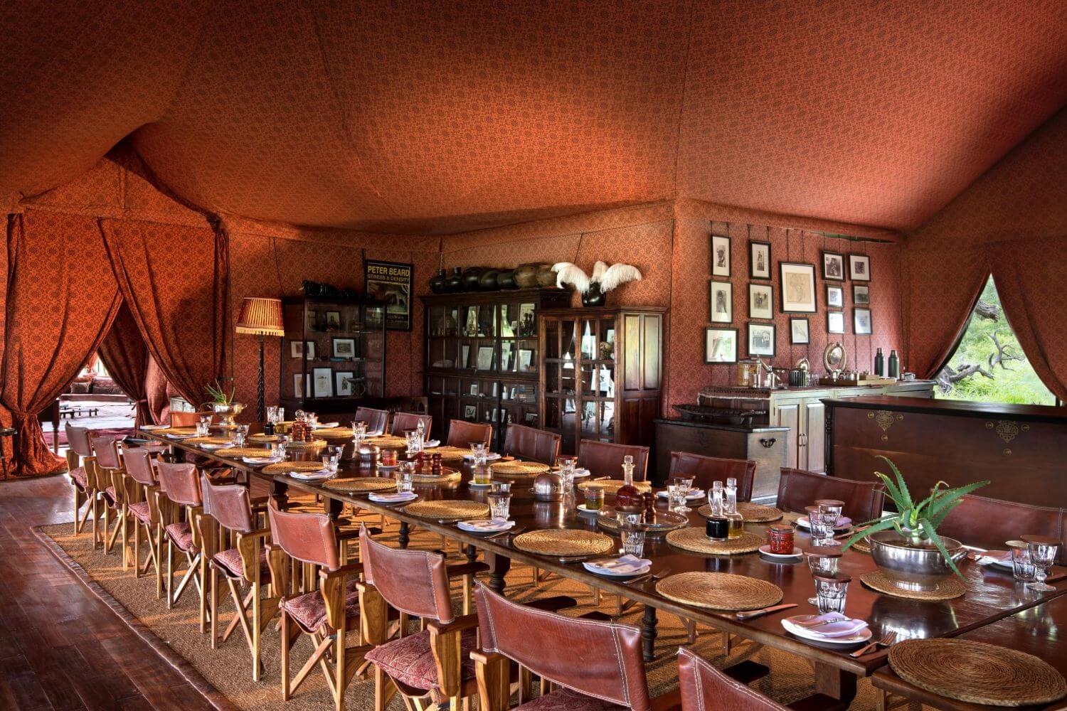 Restaurant mit einer langen gedeckten Tafel.