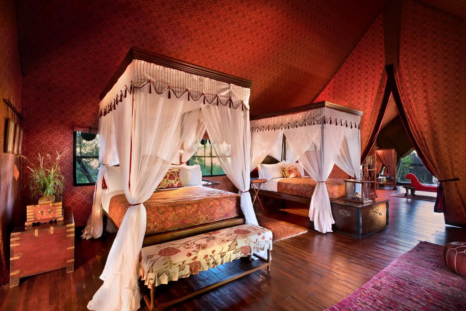 Schlafzimmer mit riesigen Himmelbetten in Jacks Camp, Botswana.