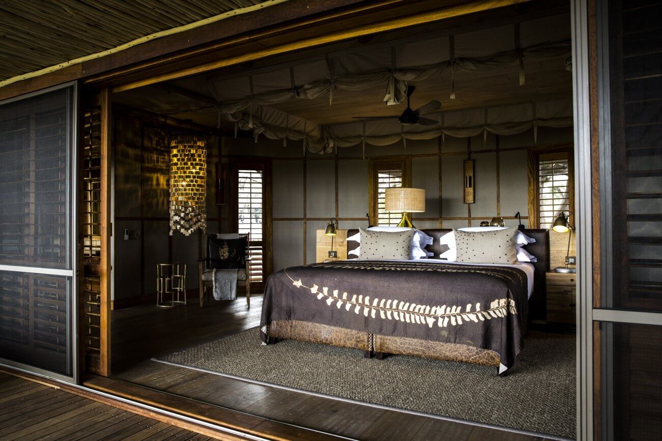 Schlafzimmer mit Doppelbett im Luxuszelt.