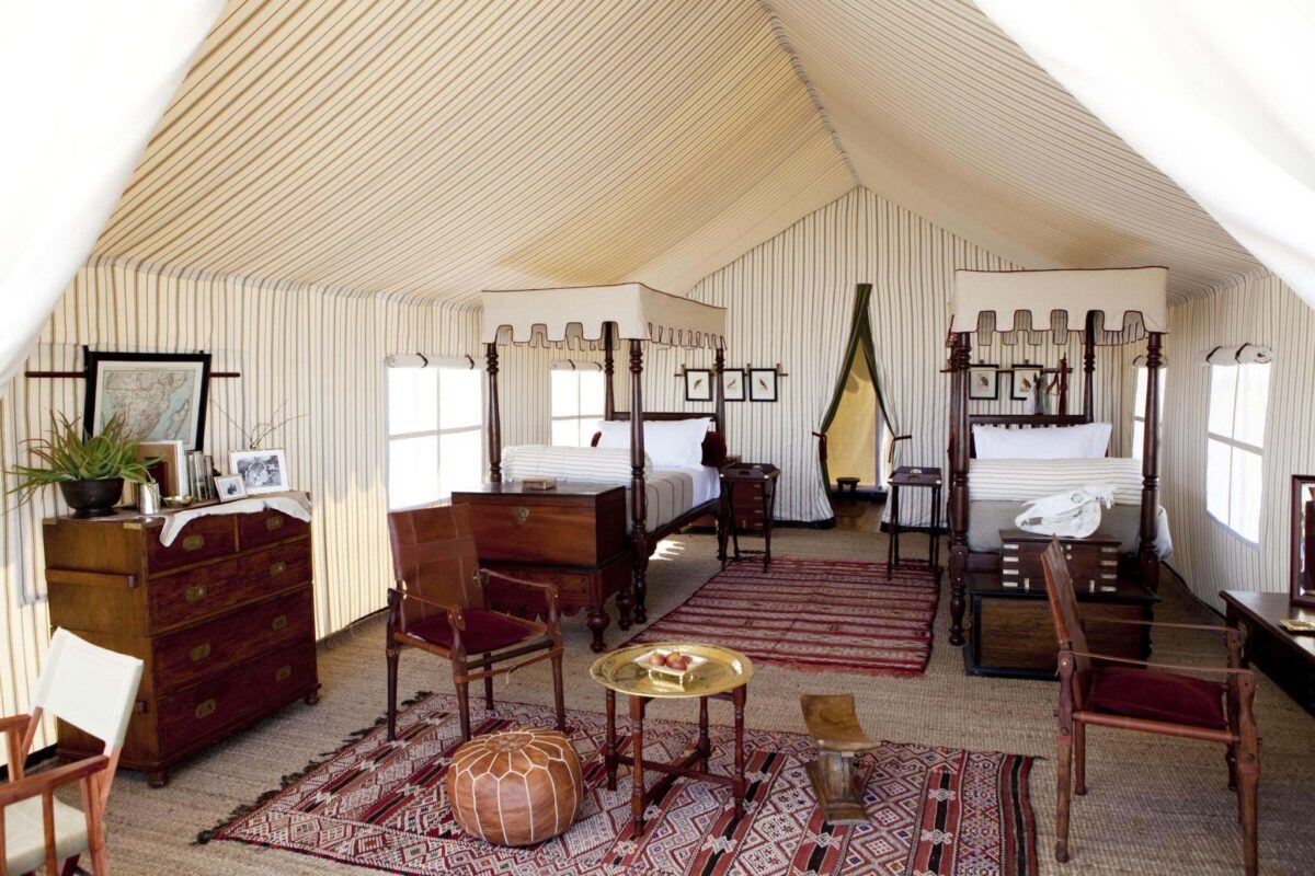 Schlafzimmer mit Himmebetten im San Camp, Botswana.