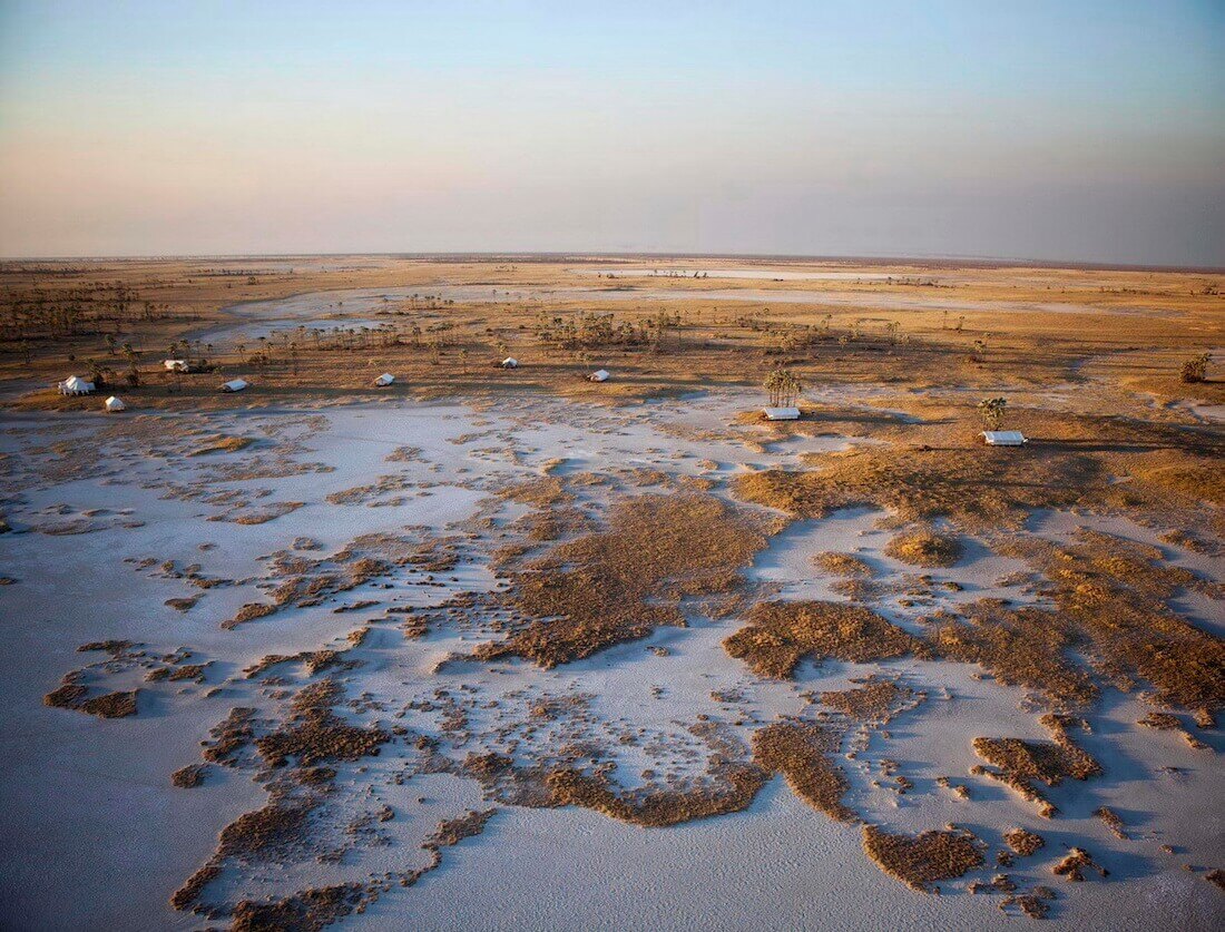 Magkadikadi Salzpfannen während der Trockenzeit in Botswana.