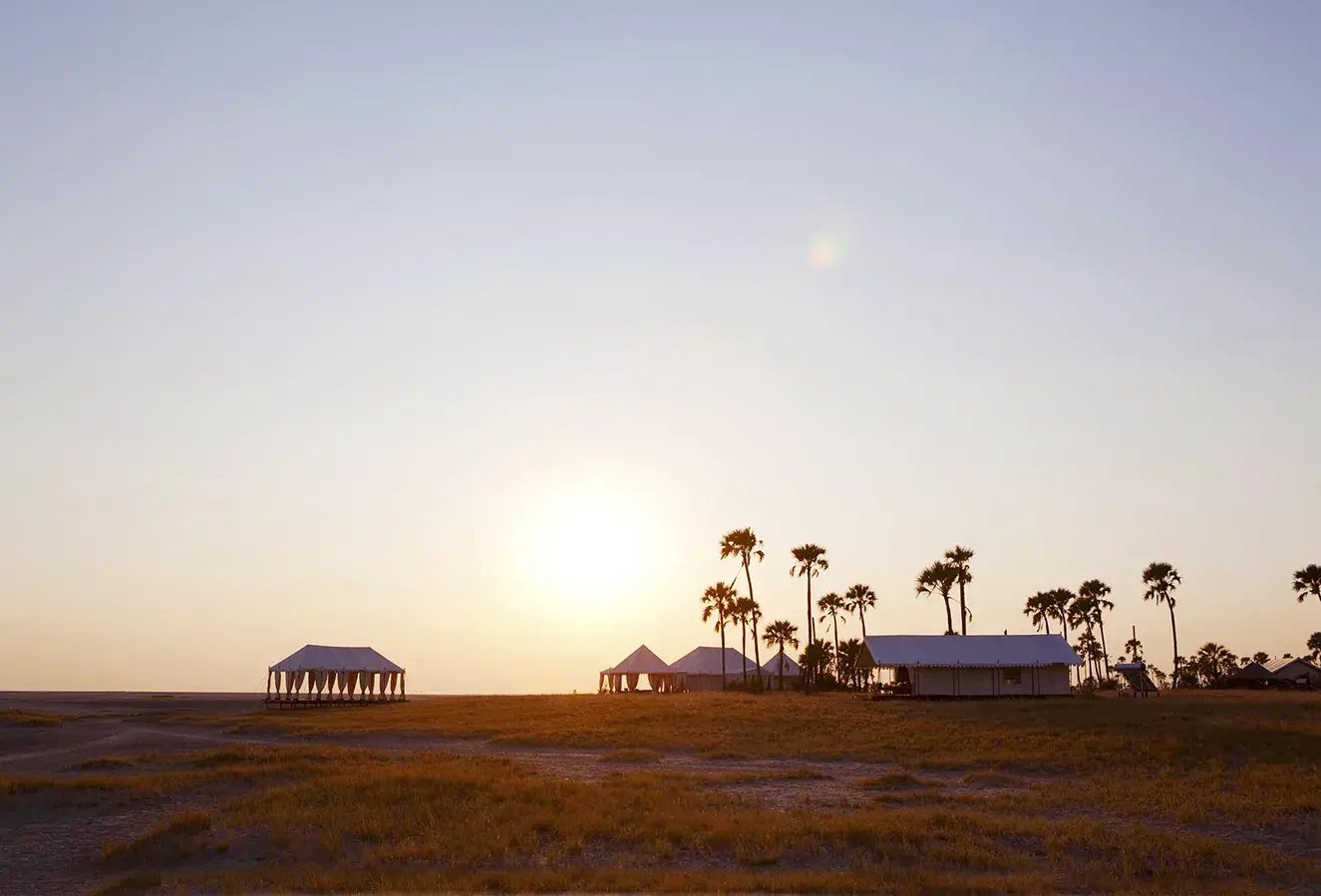 San Camp, Botswana, am Rande einer Salzpfanne der Makgadikgadi-Salzwüste.
