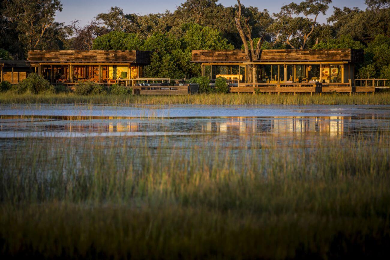 Vumbura Plains Camp aufgenommen von der anderen Seite des Flusses.