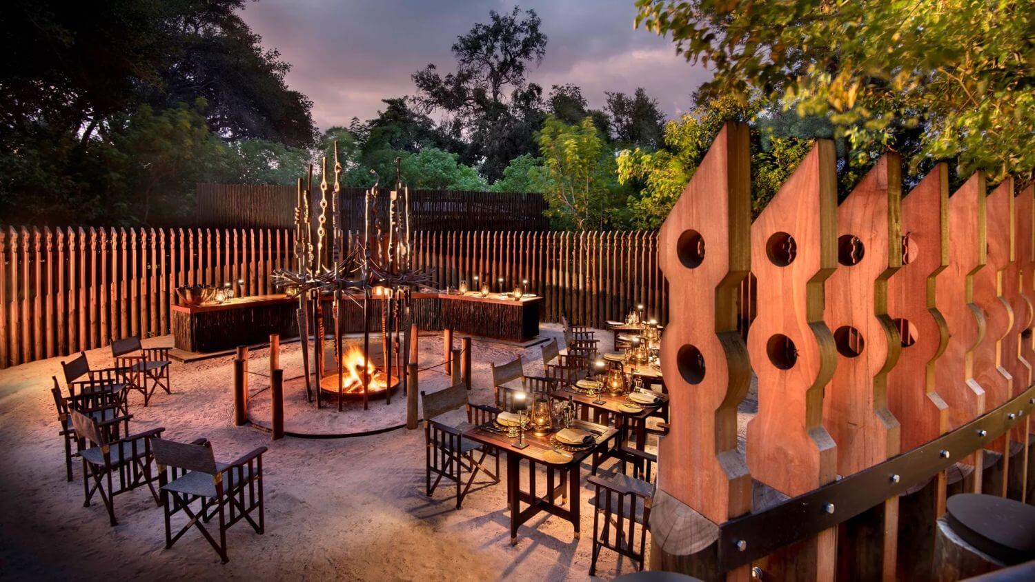 Lagerfeuerstimmung im Freiluft-Restaurant der Lodge.