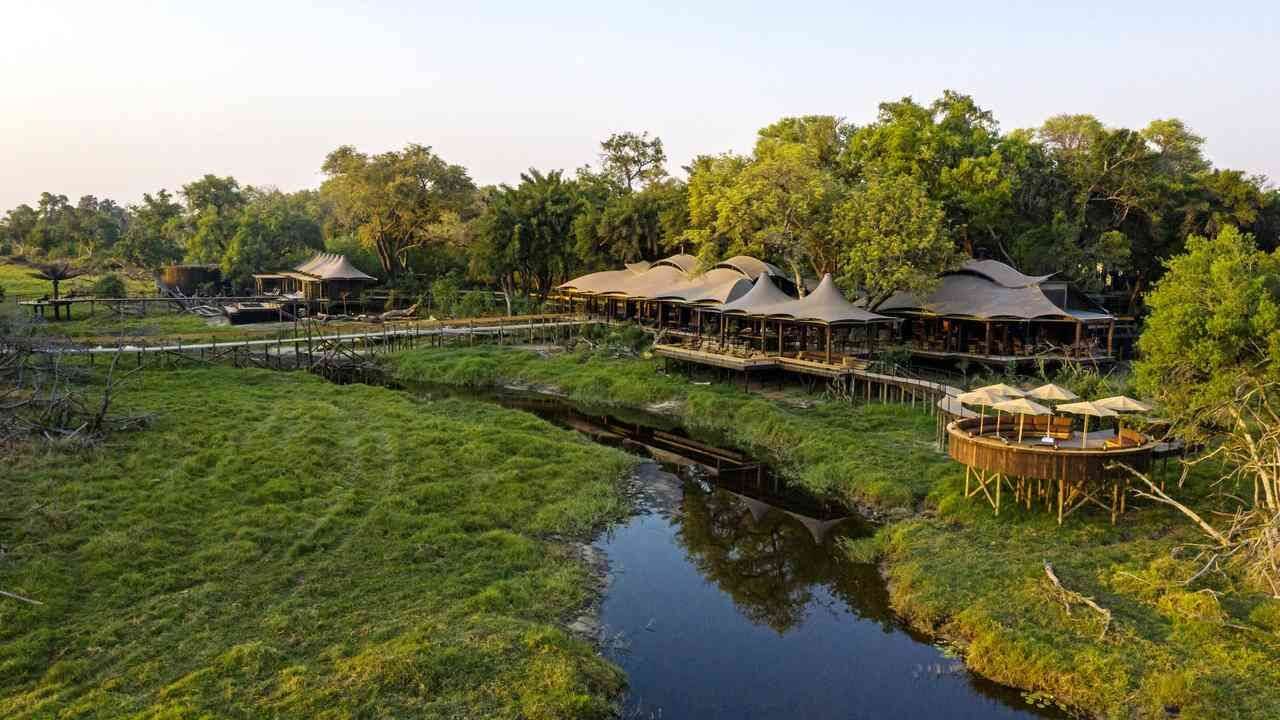 Das Xigera Camp aus der Vogelperspektive mit Fluss und dem Haupthaus.