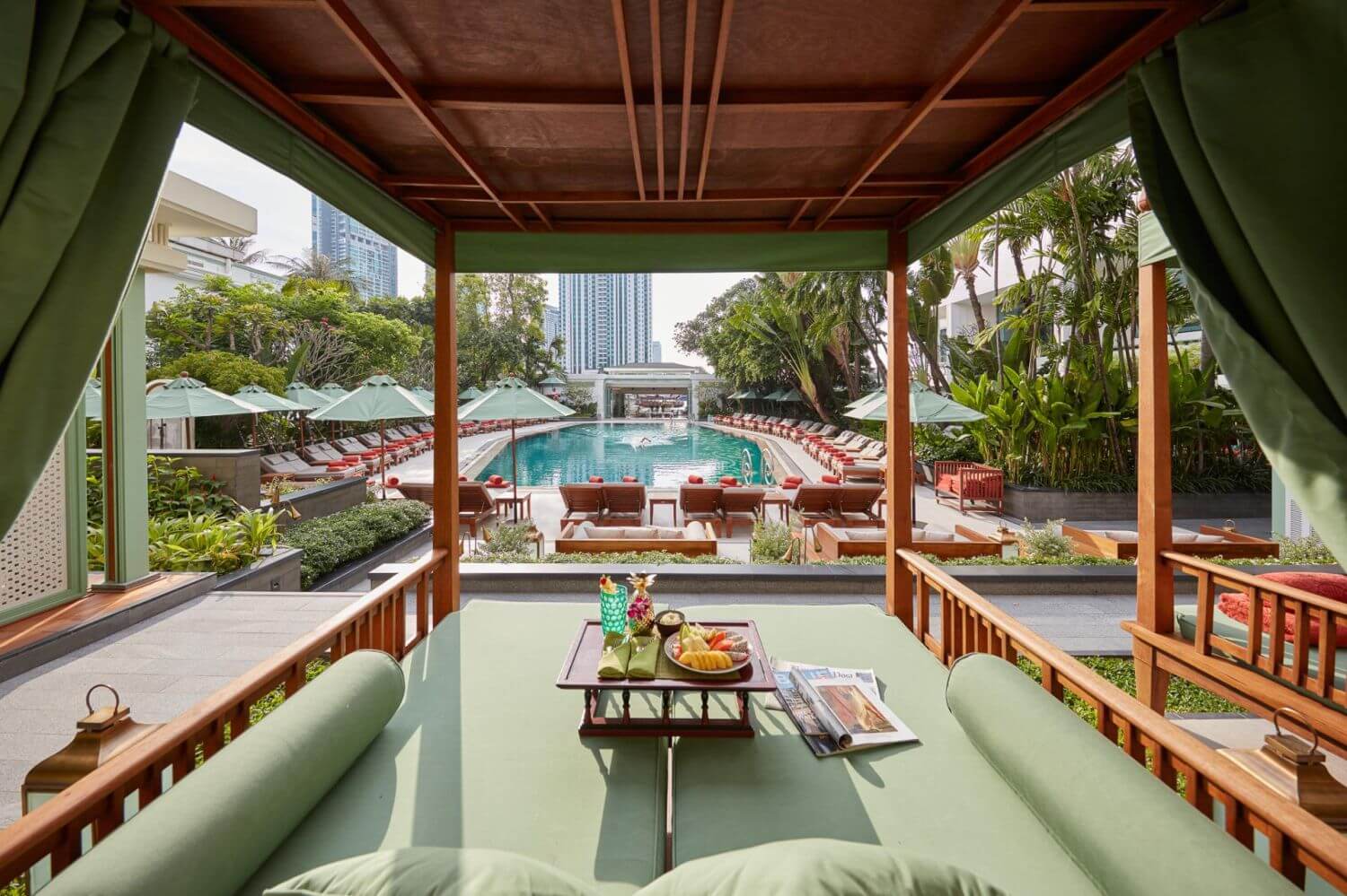 mandarin-oriental-bangkok-pool-familinluxusreise lounge am pool