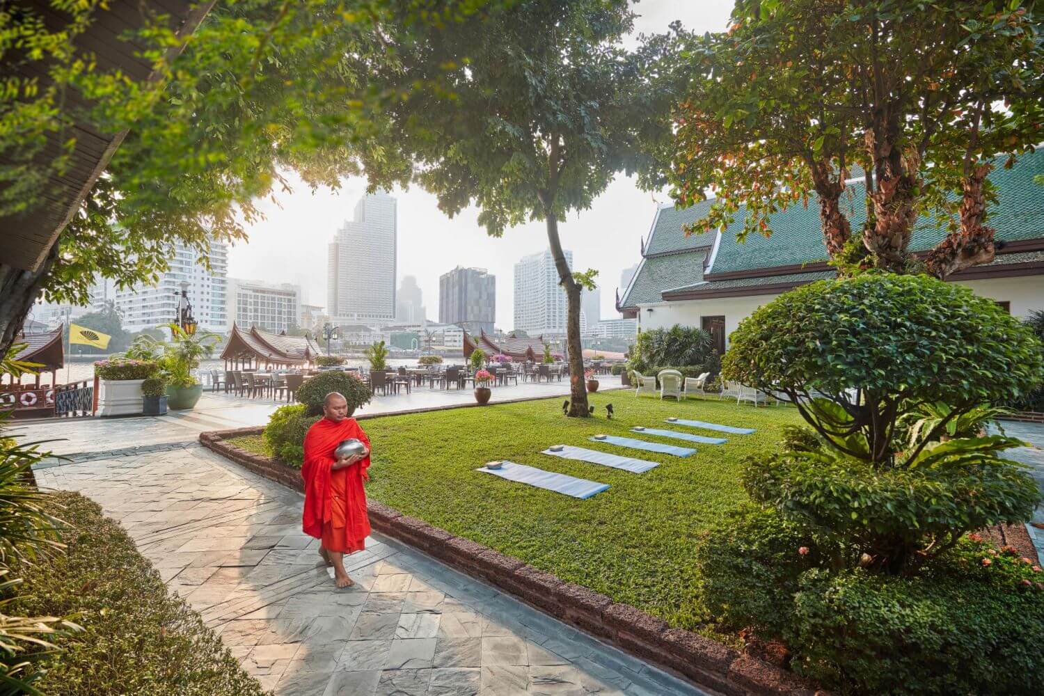 mandarin-oriental-bangkok-spa-familienluxusreise mann in rot am pool