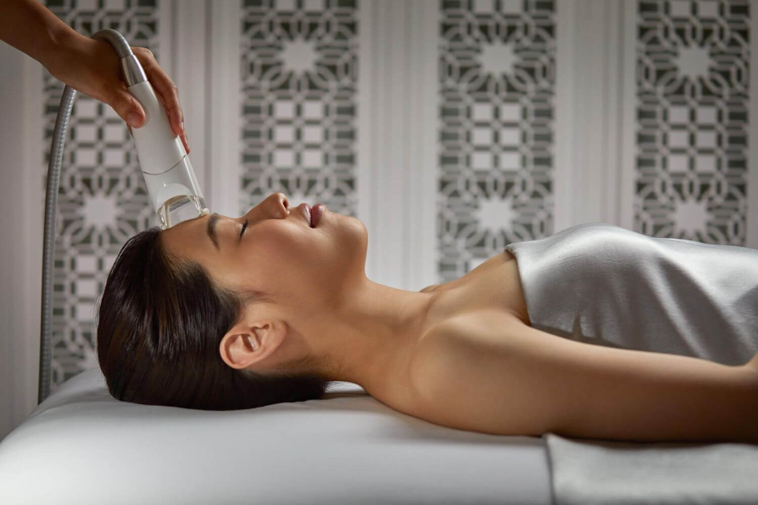 mandarin-oriental-bangkok-spa-familienluxusreise frau bei massage