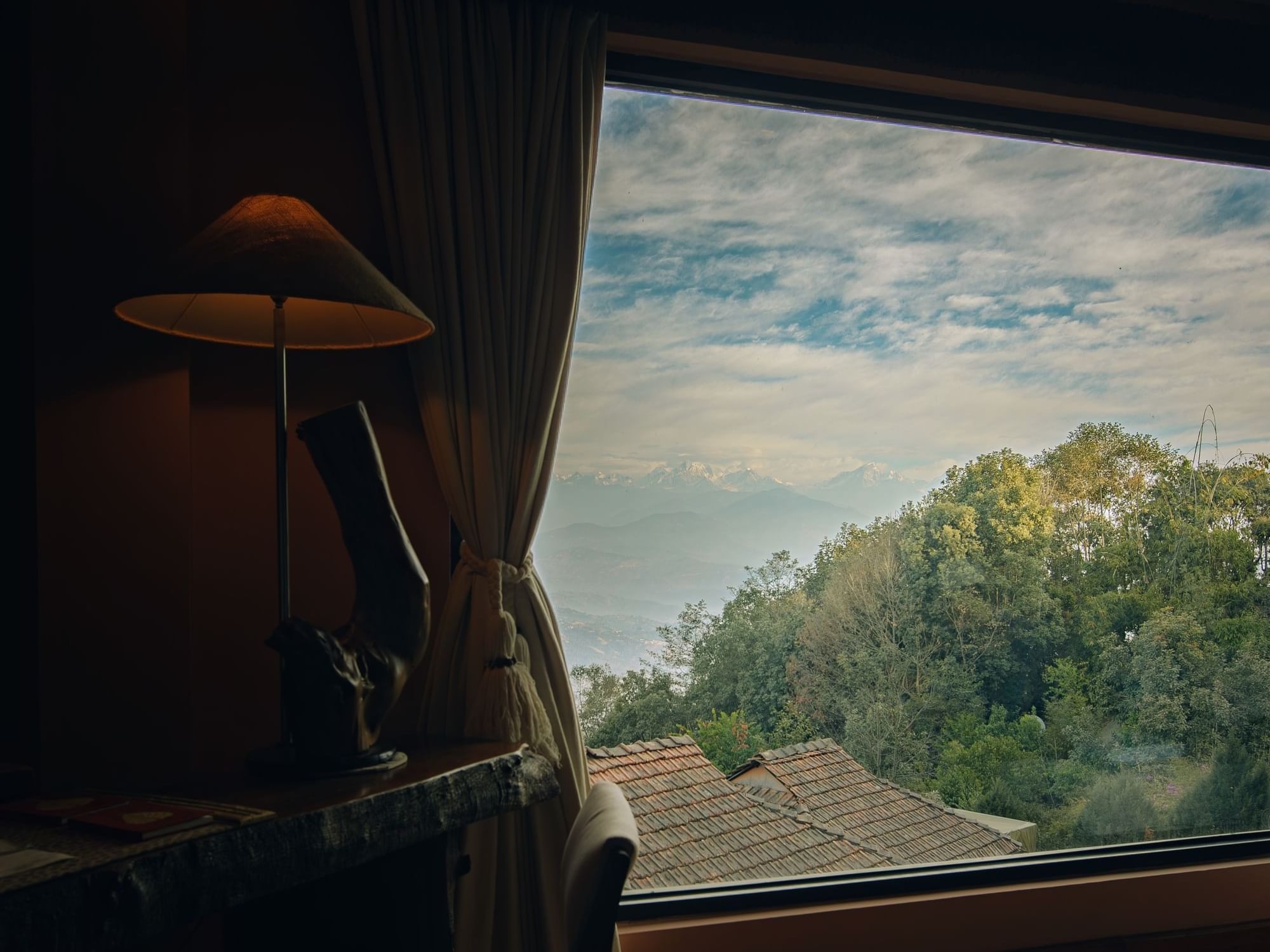 dwarikas-sanctuary-nepal-familienluxusreisen-thefamilyproject-ausblick-suite