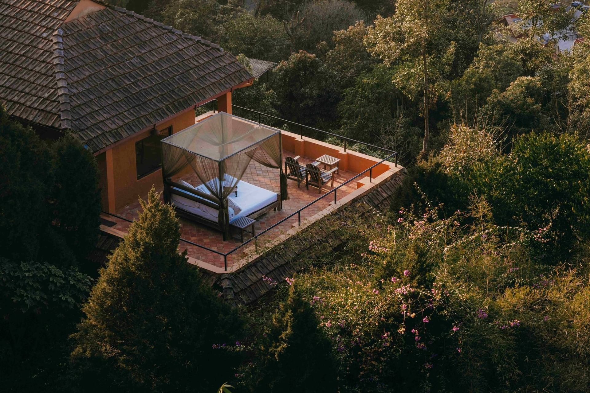 dwarikas-sanctuary-nepal-familienluxusreisen-thefamilyproject-balkon-suite