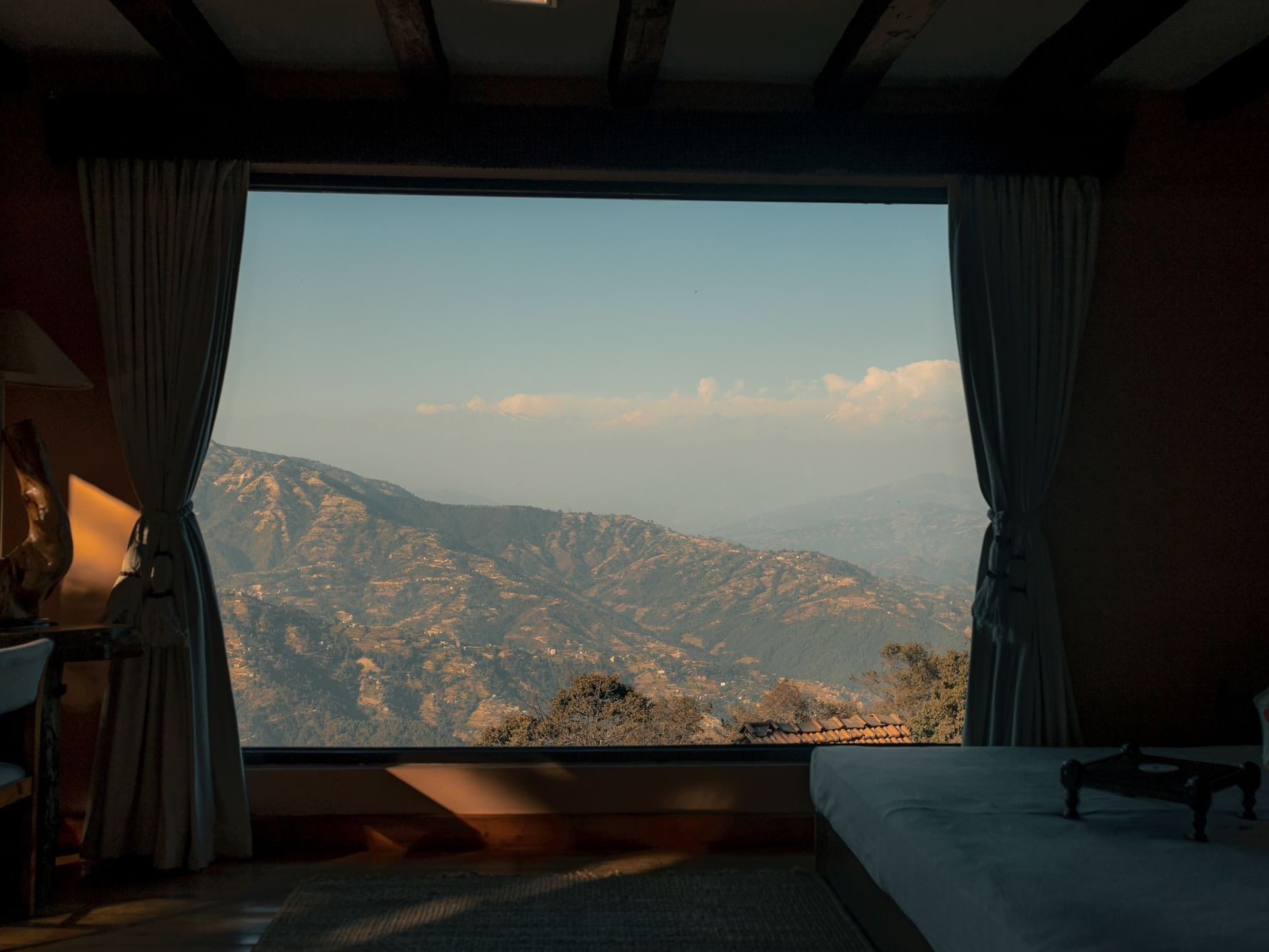 dwarikas-sanctuary-nepal-familienluxusreisen-thefamilyproject-blick-aus-suite