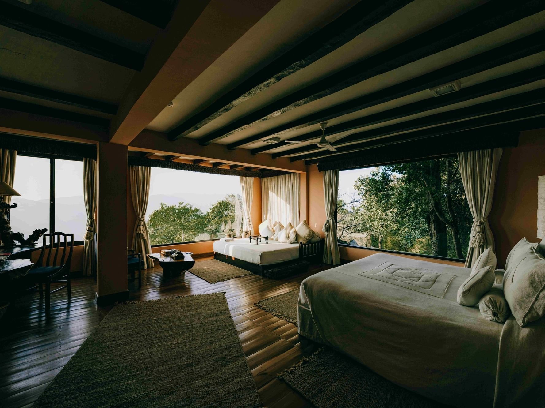 dwarikas-sanctuary-nepal-familienluxusreisen-thefamilyproject-blick-in-eine-suite