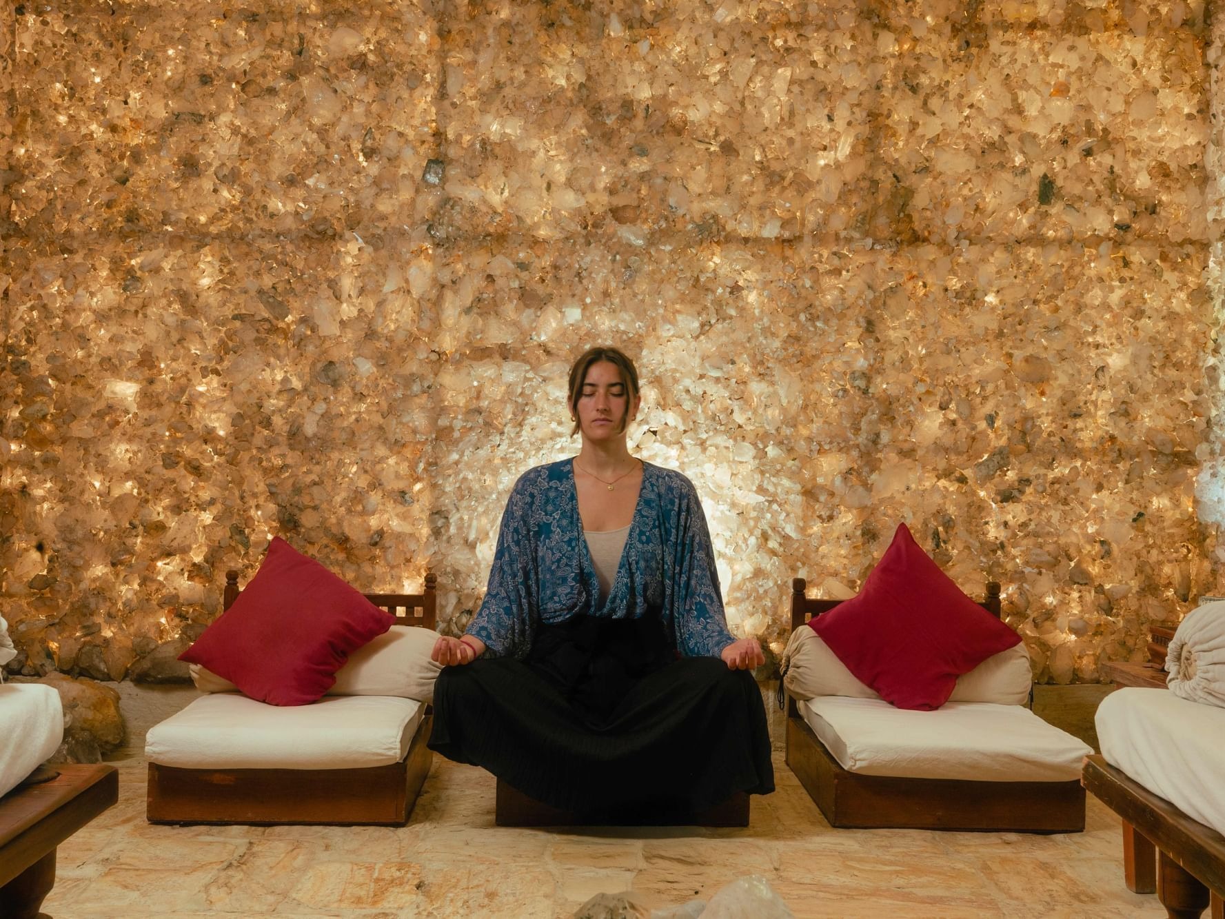 dwarikas-sanctuary-nepal-familienluxusreisen-thefamilyproject-frau-yoga