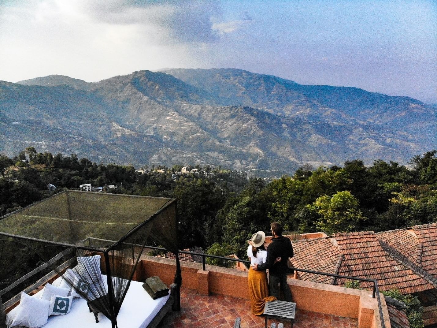 dwarikas-sanctuary-nepal-familienluxusreisen-thefamilyproject-paar-blick-auf-himalaya