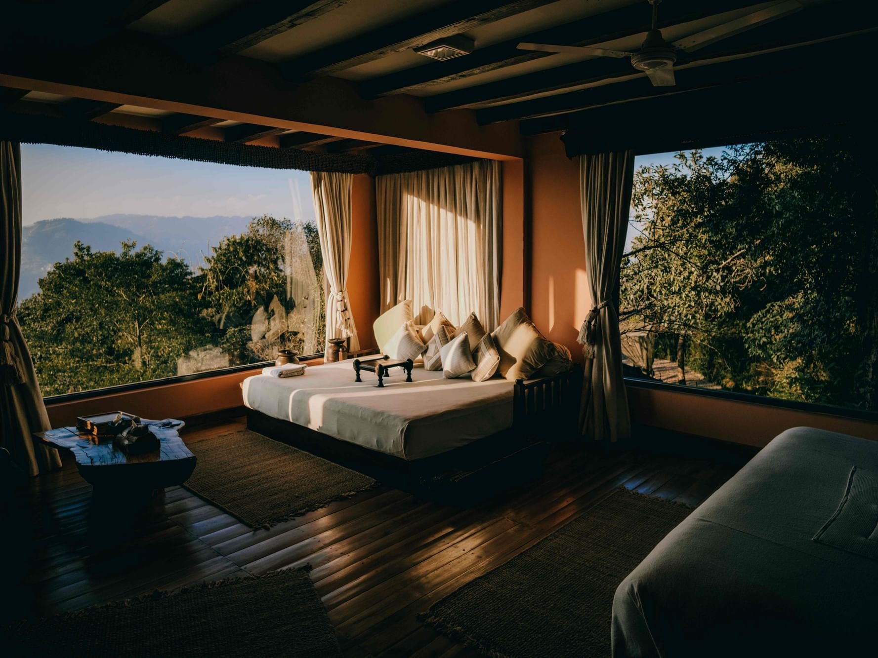 dwarikas-sanctuary-nepal-familienluxusreisen-thefamilyproject-suite-schlafzimmer