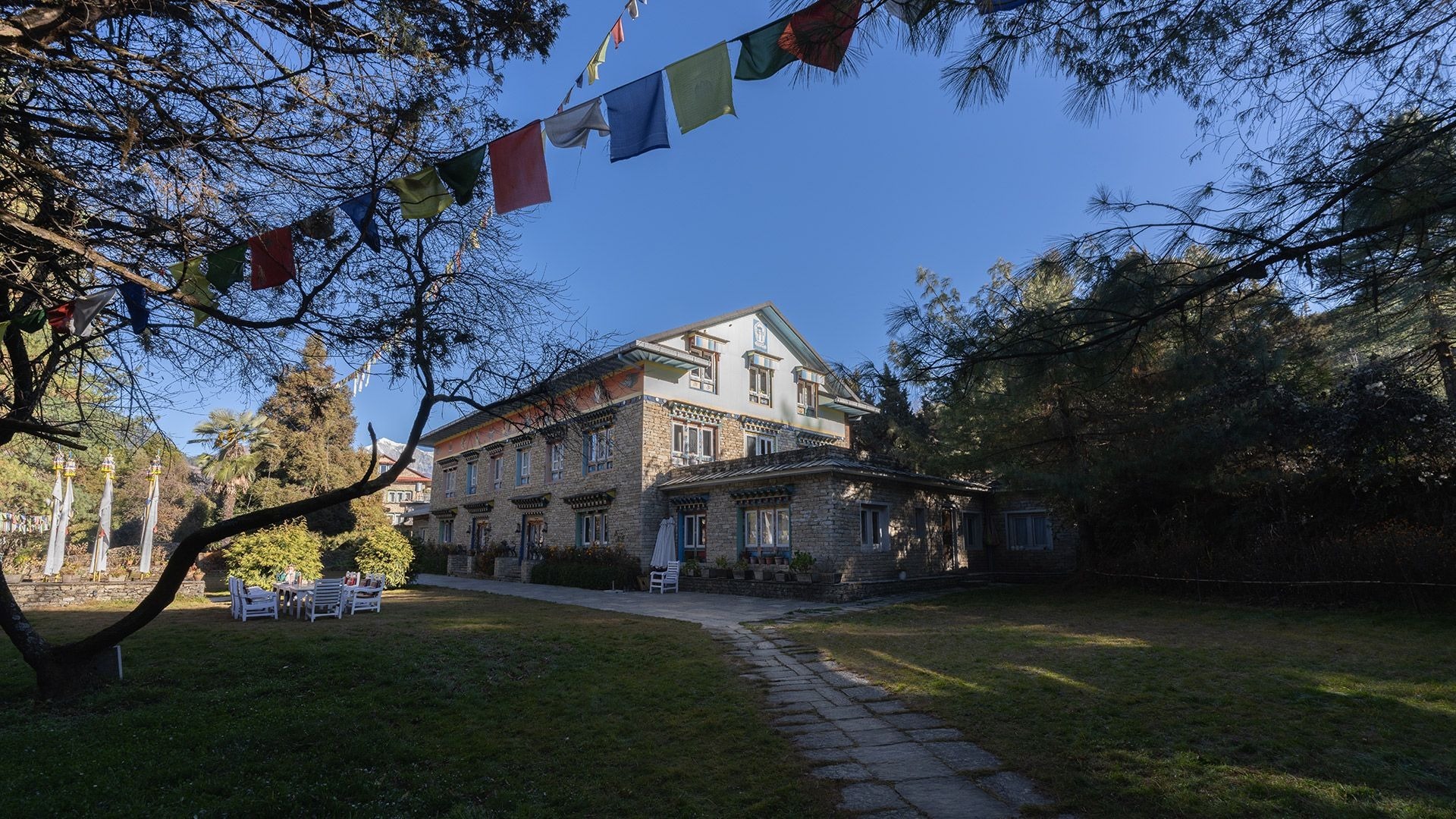 the-happy-house-nepal-familienluxusreisen-thefamilyproject-banner