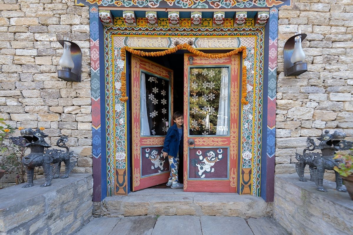 the-happy-house-nepal-familienluxusreisen-thefamilyproject-eingang