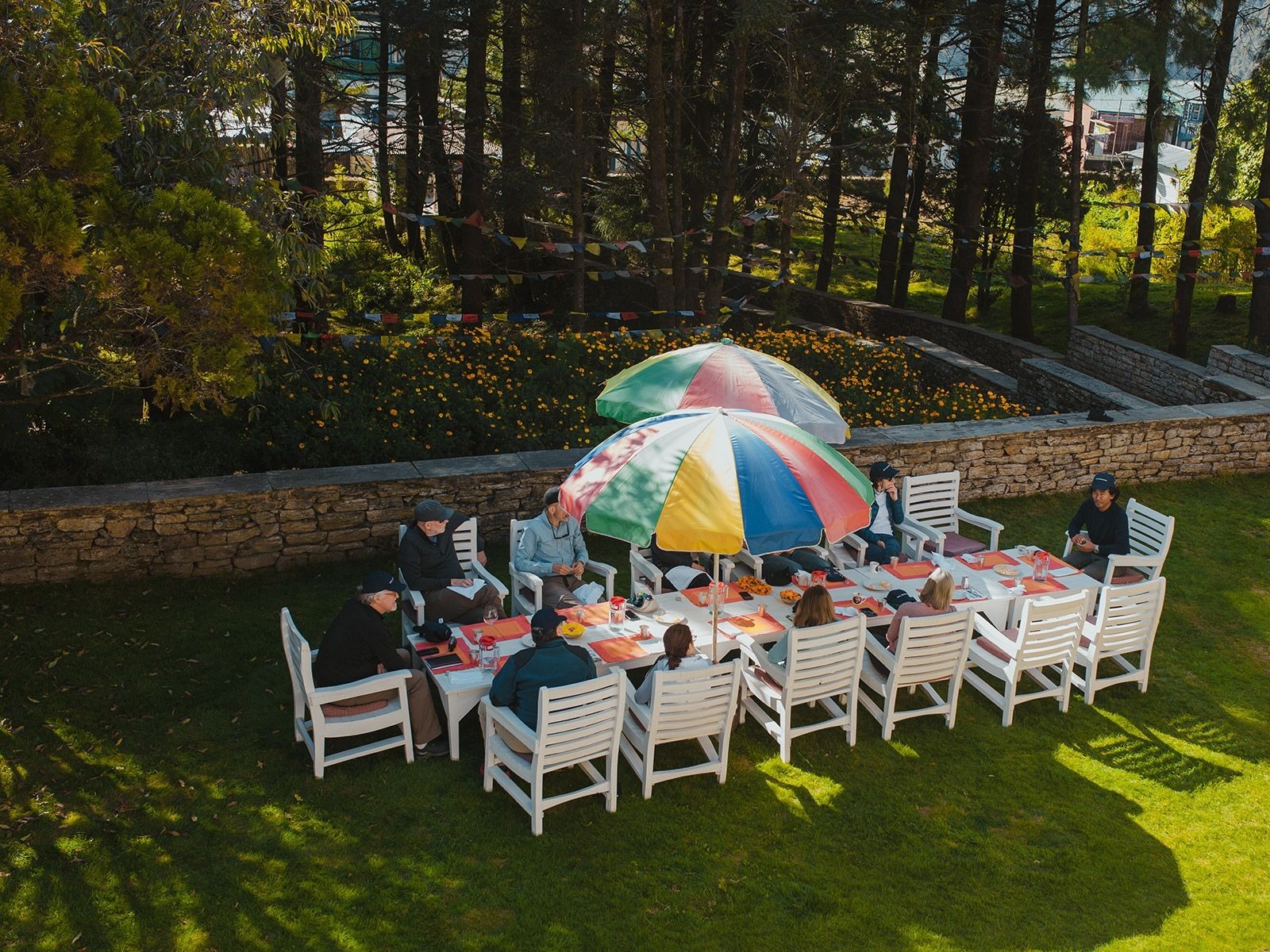 the-happy-house-nepal-familienluxusreisen-thefamilyproject-gardendining