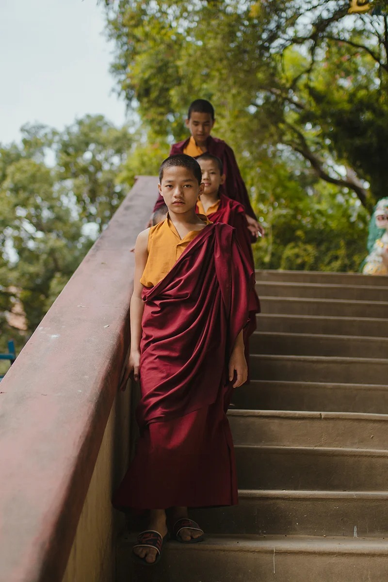 the-happy-house-nepal-familienluxusreisen-thefamilyproject-moenche