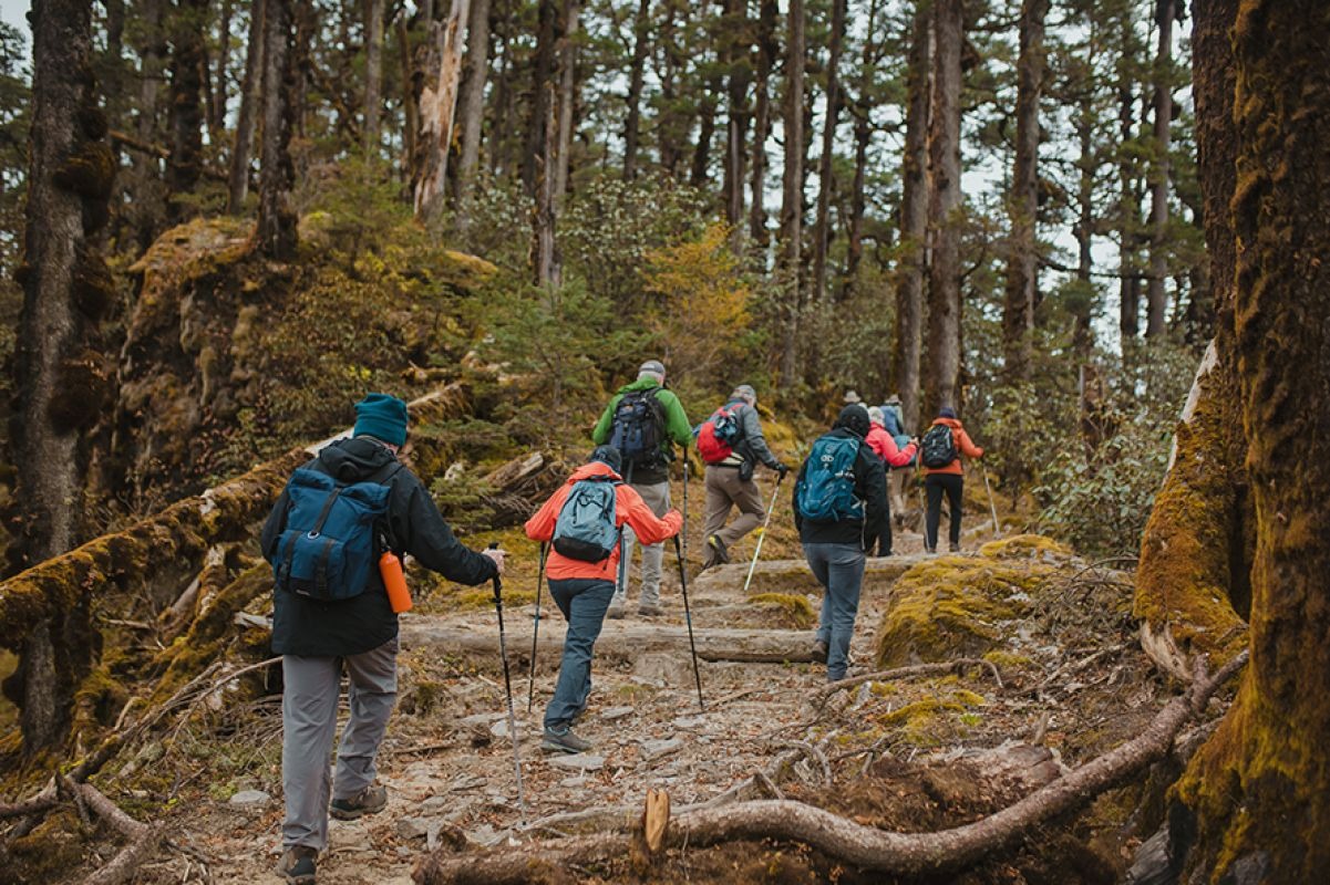 the-happy-house-nepal-familienluxusreisen-thefamilyproject-wanderung