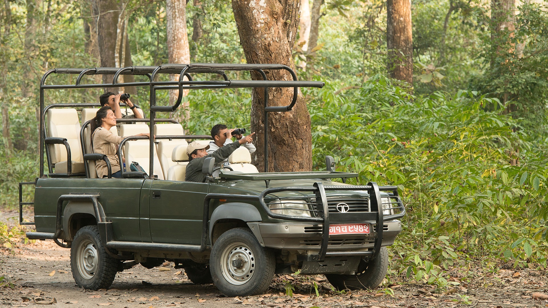 meghauli-serai-nepal-familienluxusreisen-thefamilyproject-safari-jeep