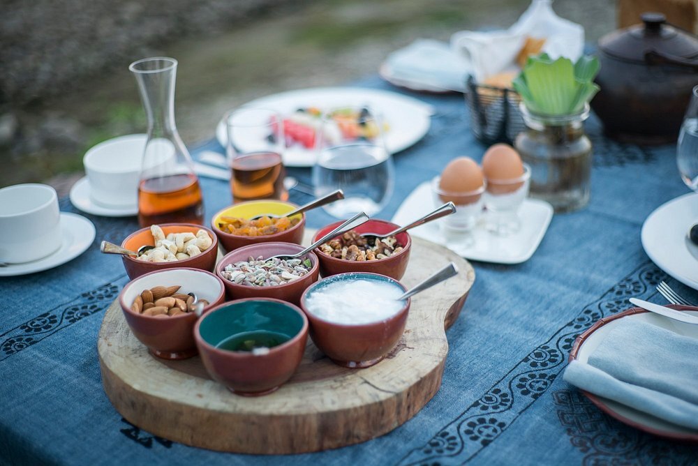 meghauli-serai-safari-nepal-familienluxusreisen-thefamilyproject-fruehstueck