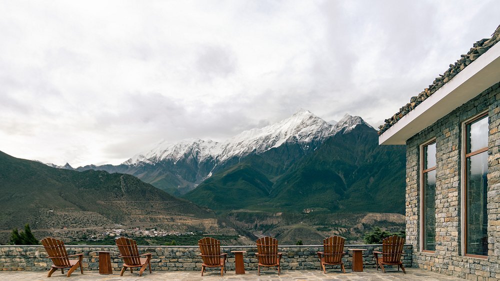 shinta-mani-mustang-nepal-familienluxusreisen-thefamilyproject-terrasse