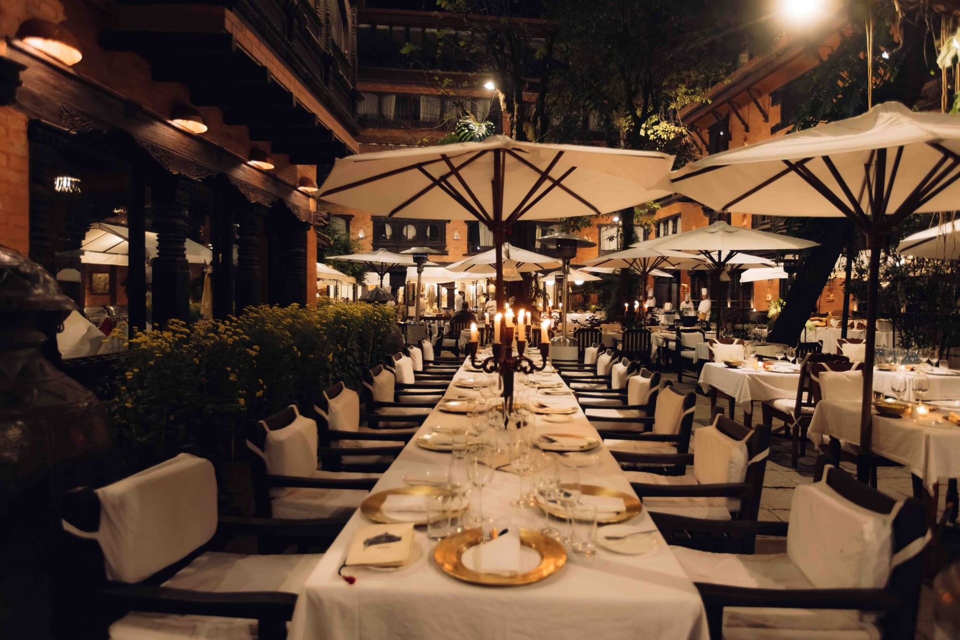 the-dwarikas-nepal-familienluxusreisen-thefamilyproject-dinner-courtyyard