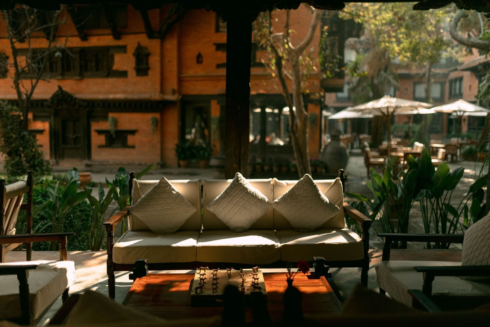 the-dwarikas-nepal-familienluxusreisen-thefamilyproject-lounge-outdoor