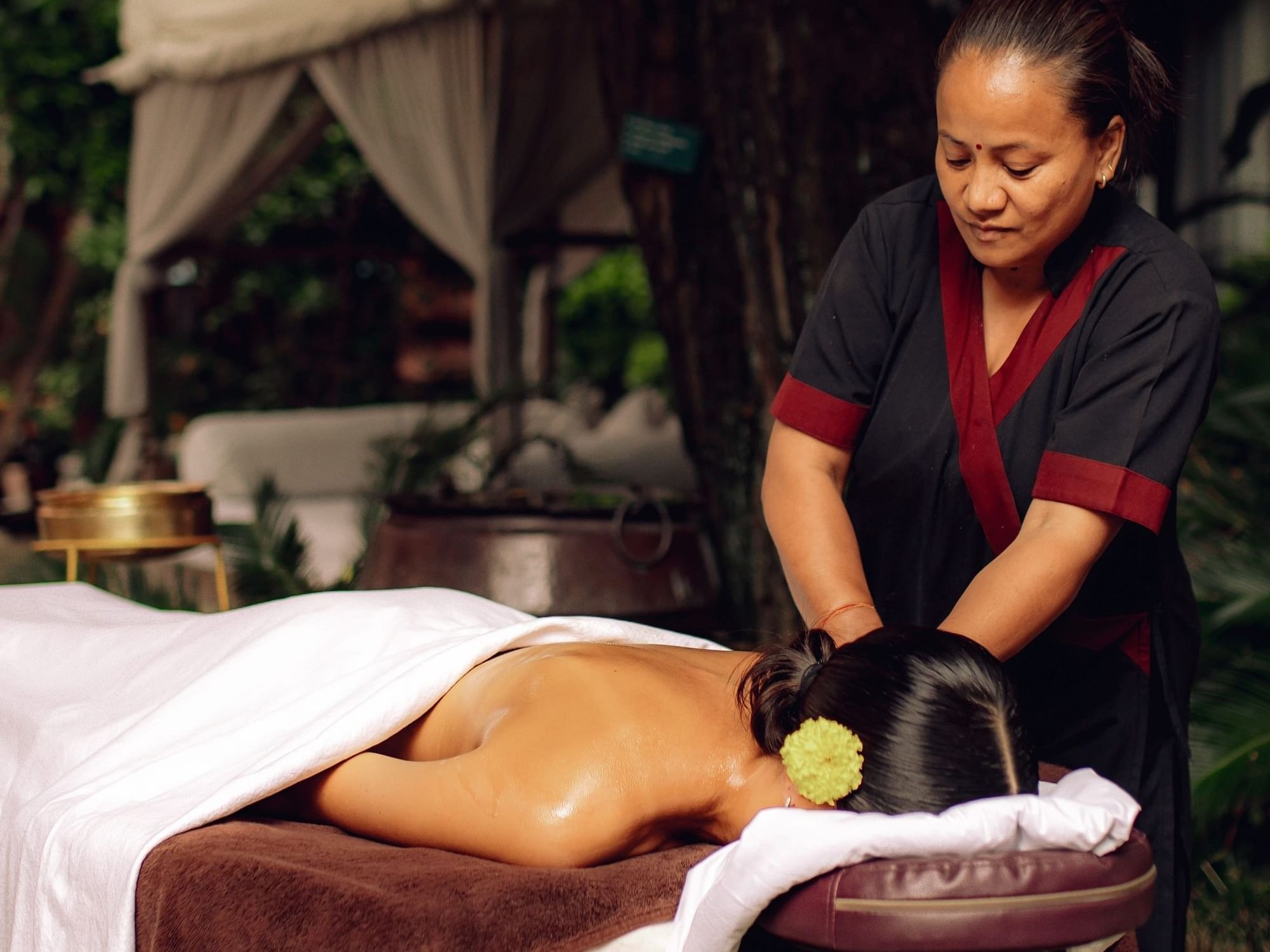 the-dwarikas-nepal-familienluxusreisen-thefamilyproject-spa-massage