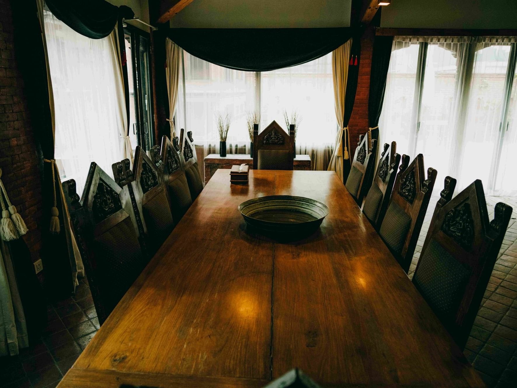 the-dwarikas-nepal-familienluxusreisen-thefamilyproject-tisch