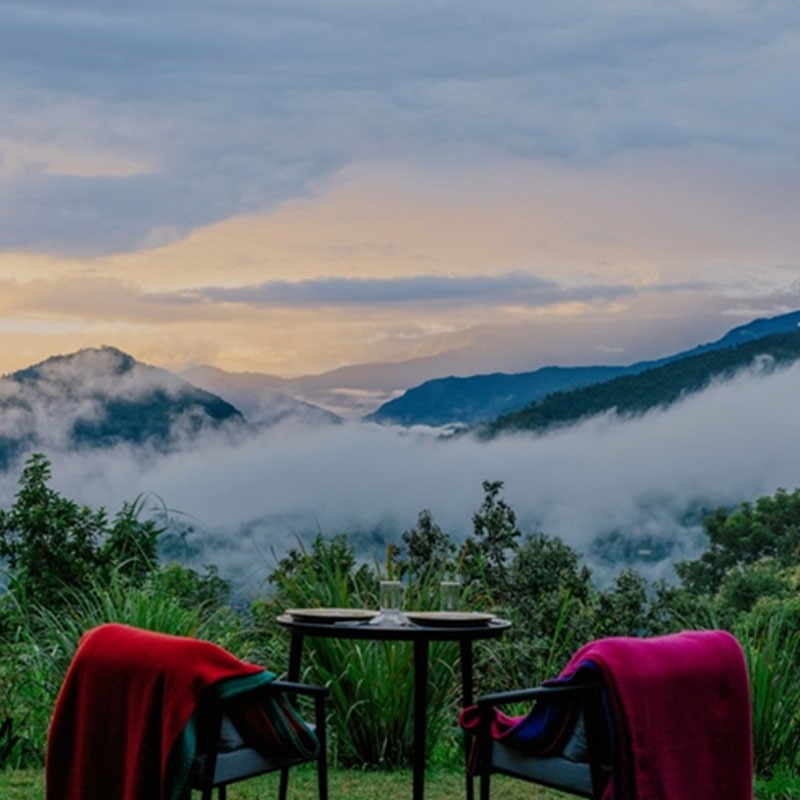 tiger-mountain-pokhara-lodge-familienluxusreisen-thefamilyproject-dining-panorama
