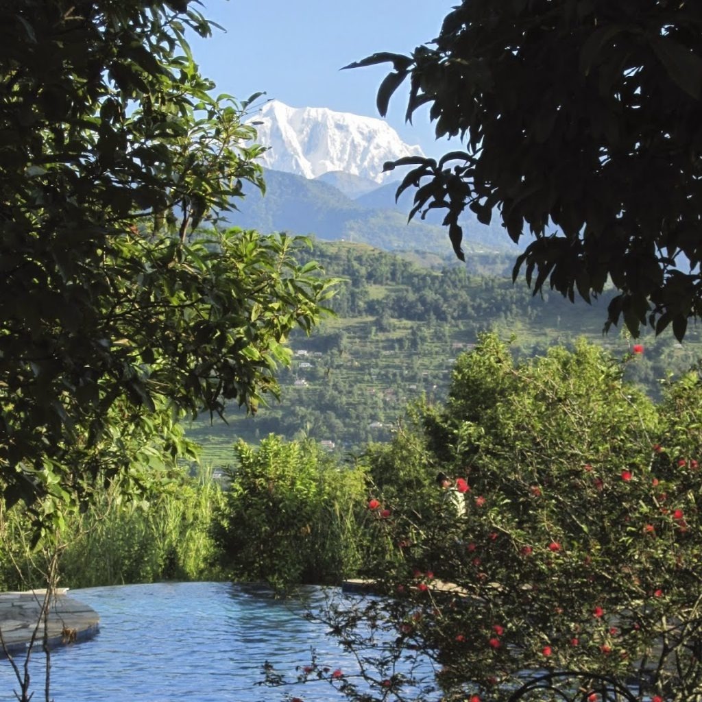 tiger-mountain-pokhara-lodge-familienluxusreisen-thefamilyproject-pool