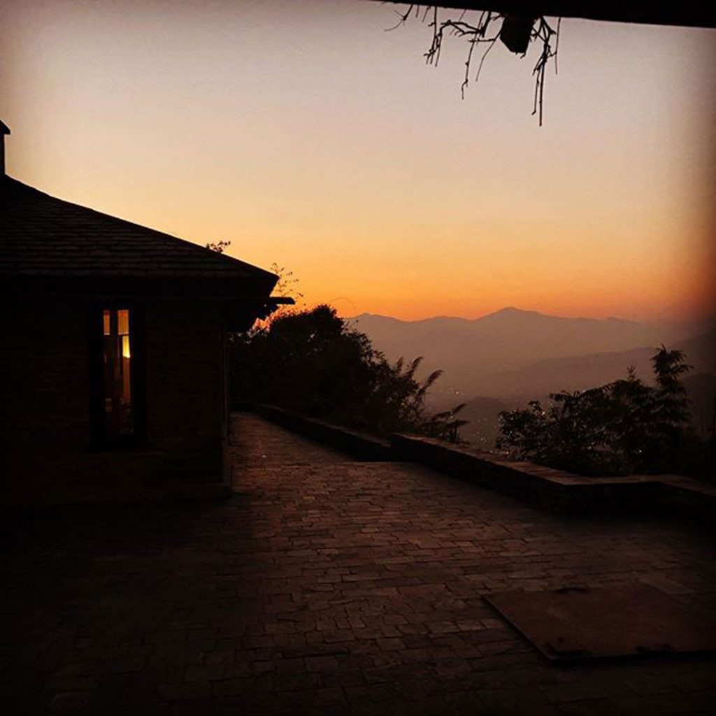 tiger-mountain-pokhara-lodge-familienluxusreisen-thefamilyproject-sunset
