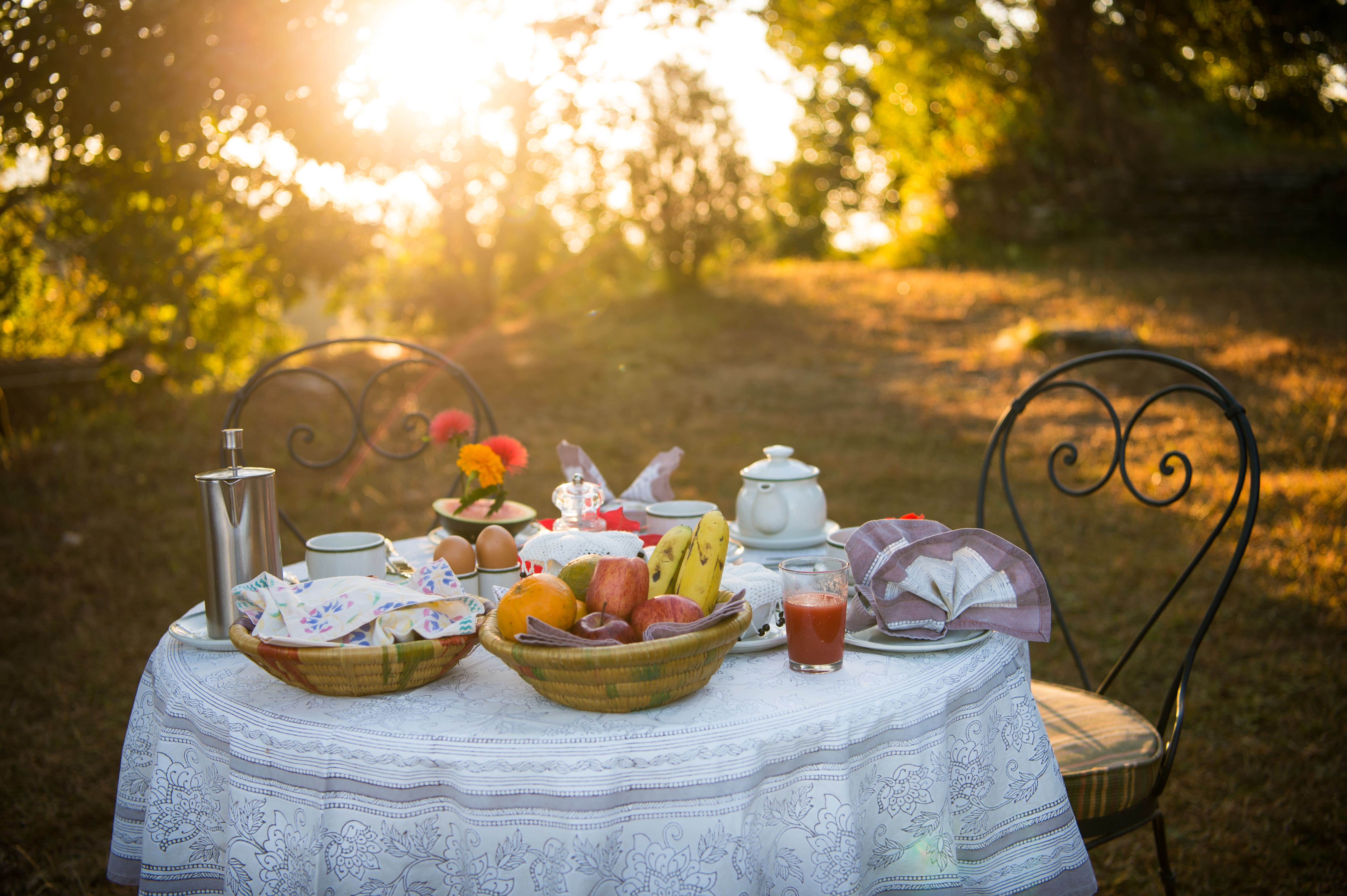 tiger-mountain-pokhara-lodge-nepal-familienluxusreisen-thefamilyproject-breakfast-poolside