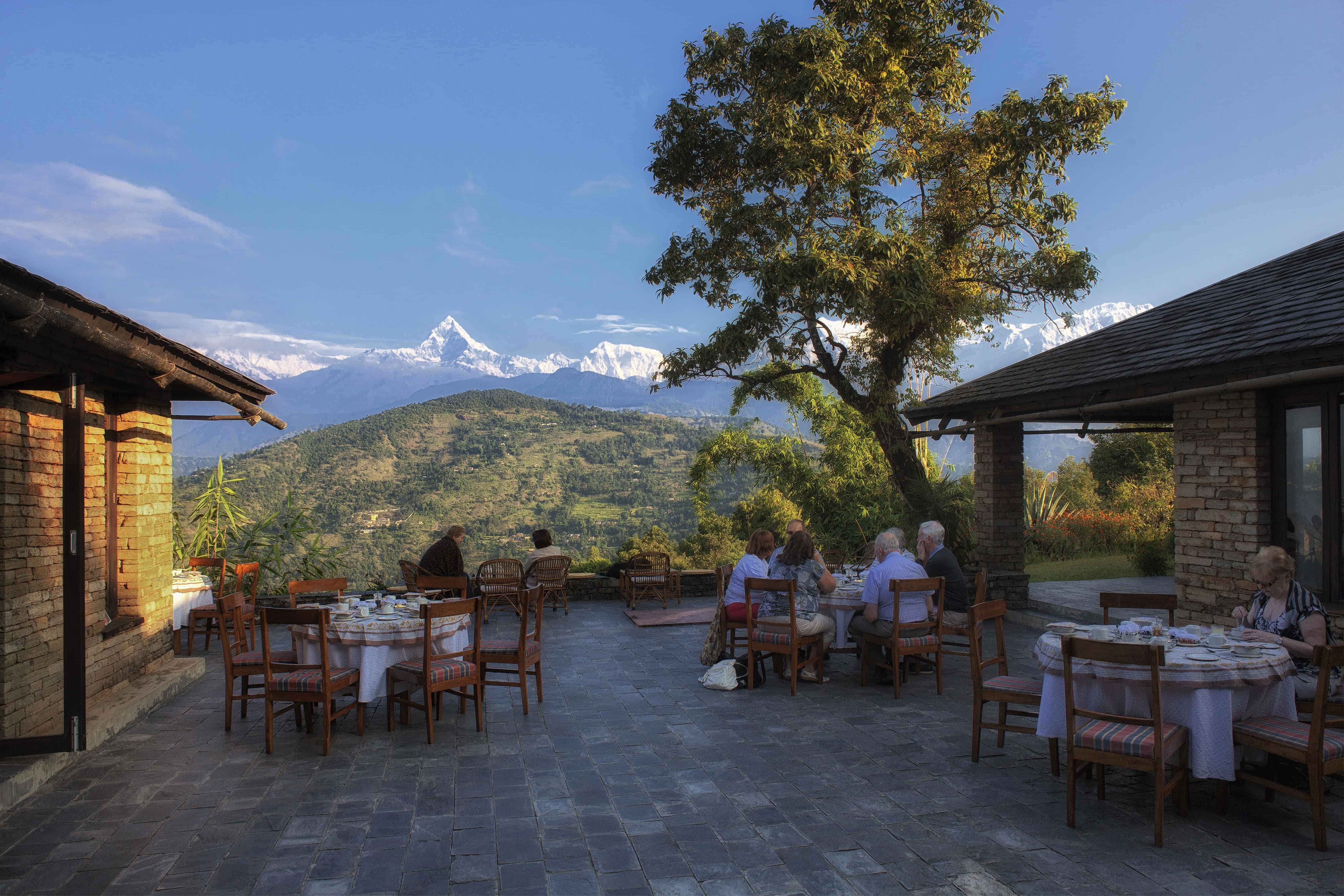 tiger-mountain-pokhara-lodge-nepal-familienluxusreisen-thefamilyproject-breakfast-terrace