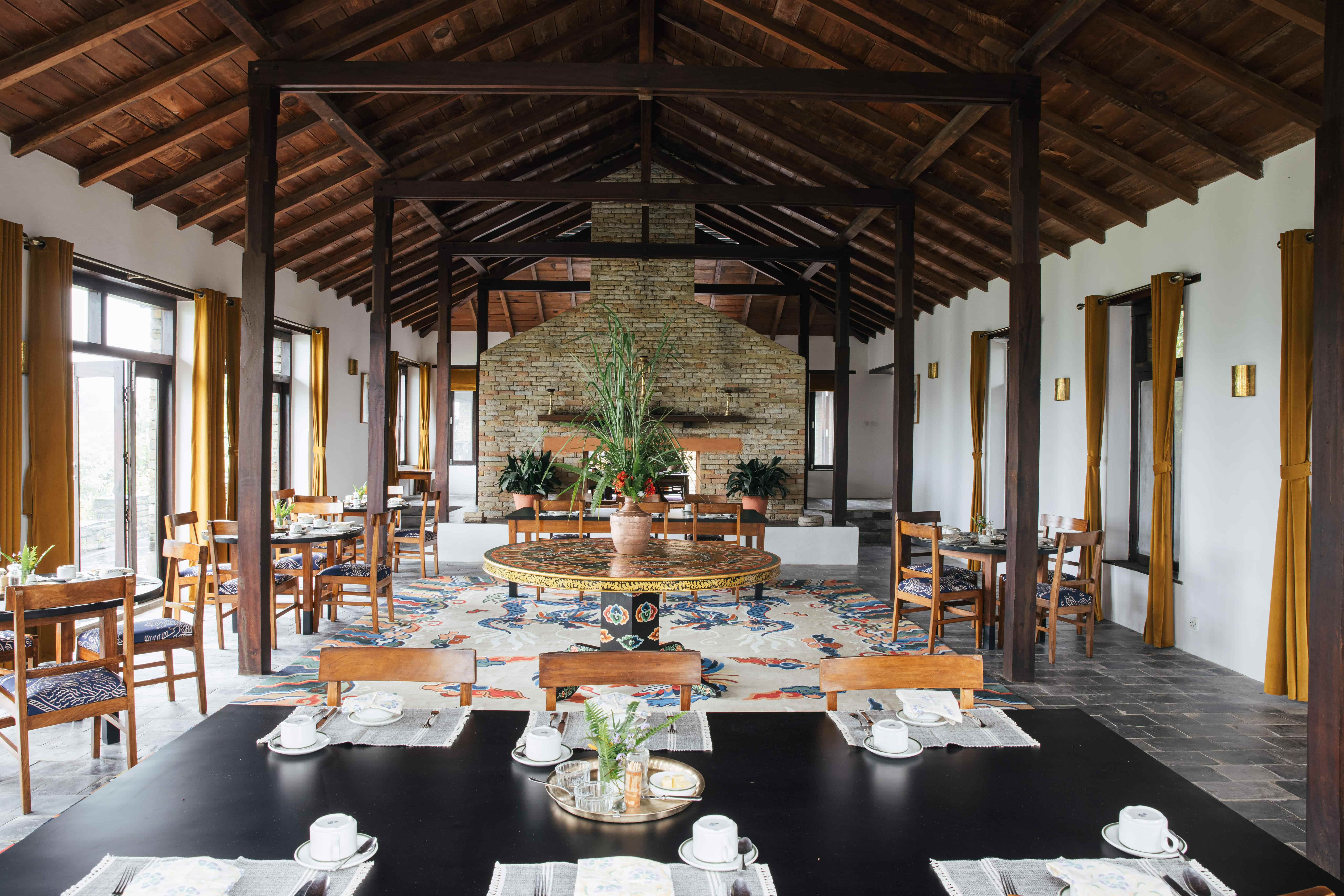 tiger-mountain-pokhara-lodge-nepal-familienluxusreisen-thefamilyproject-diningroom