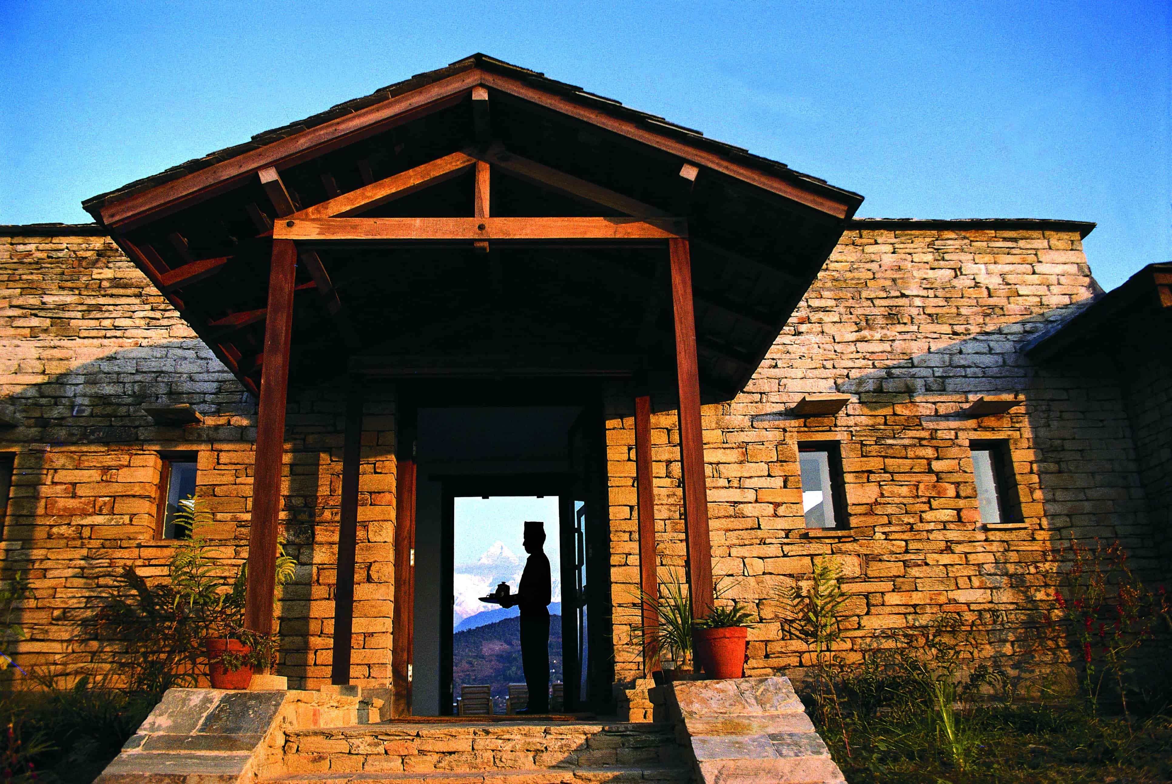 tiger-mountain-pokhara-lodge-nepal-familienluxusreisen-thefamilyproject-exterior-entrance