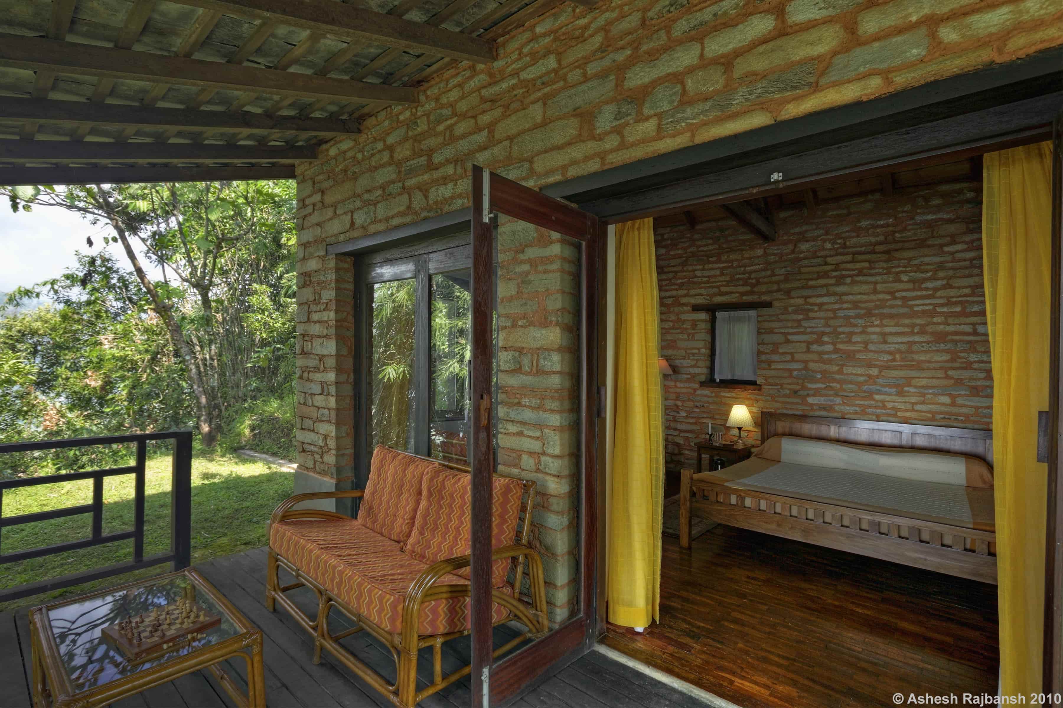 tiger-mountain-pokhara-lodge-nepal-familienluxusreisen-thefamilyproject-exterior-room