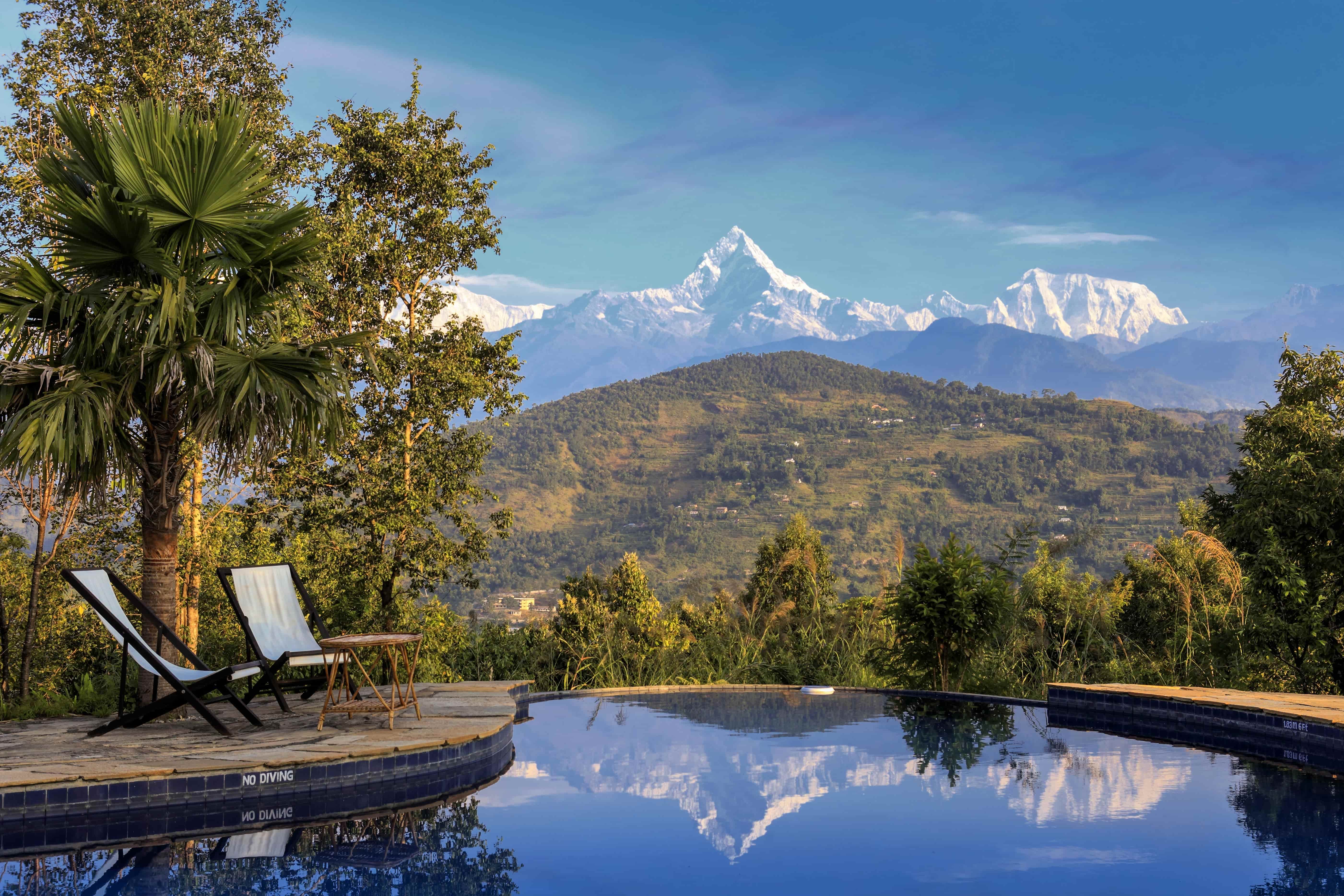tiger-mountain-pokhara-lodge-nepal-familienluxusreisen-thefamilyproject-infinity-pool