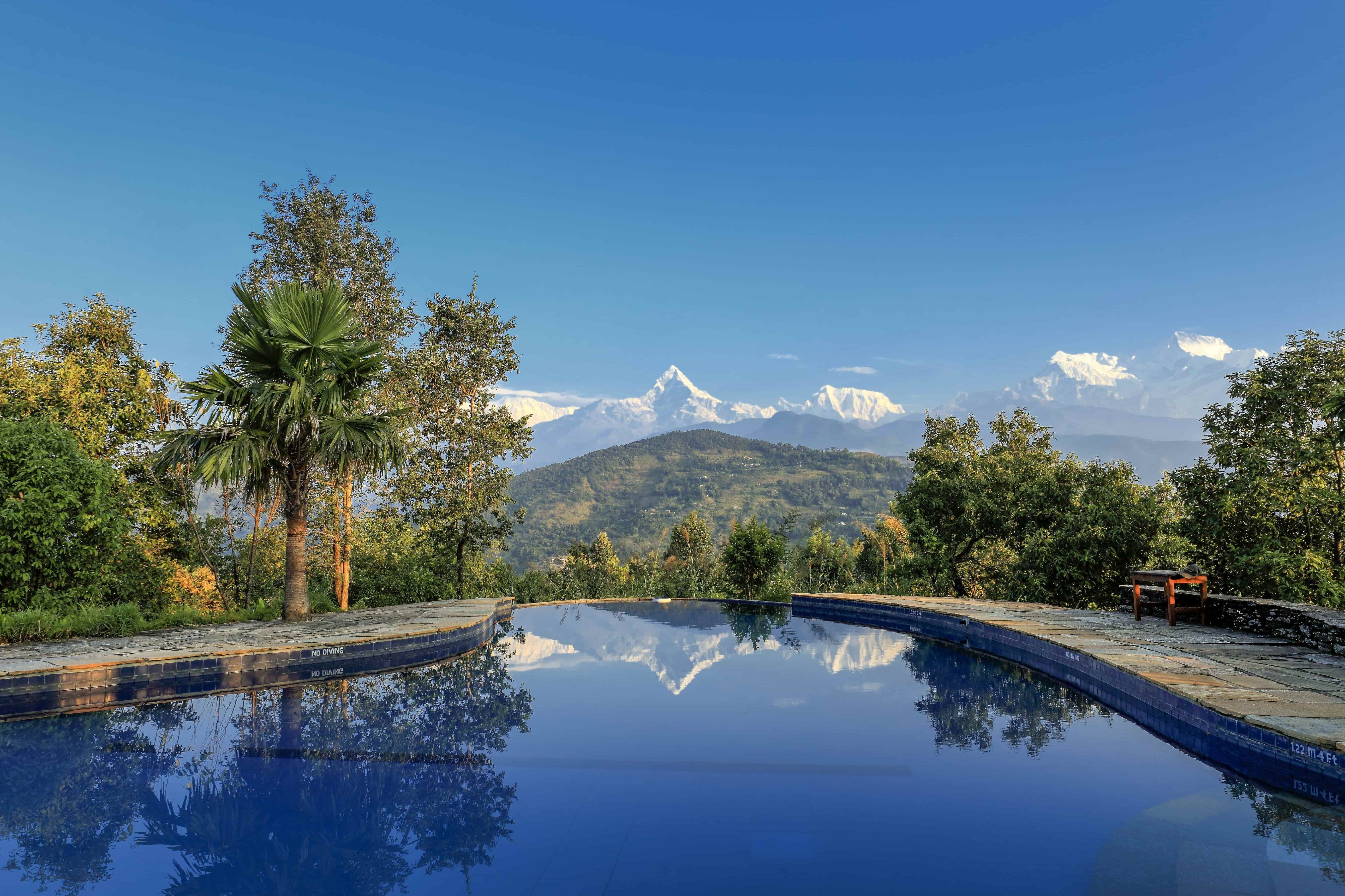 tiger-mountain-pokhara-lodge-nepal-familienluxusreisen-thefamilyproject-infinitypool