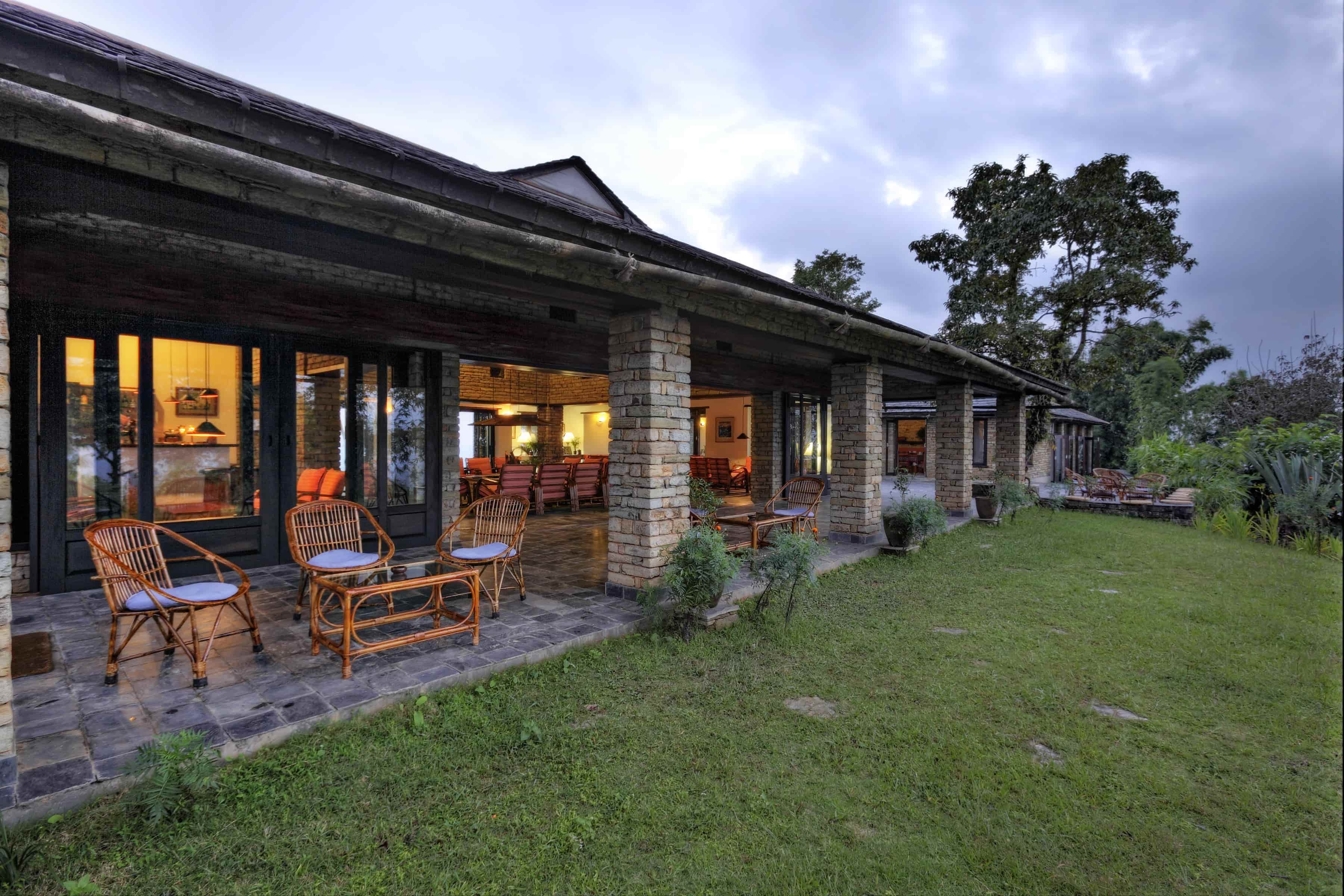 tiger-mountain-pokhara-lodge-nepal-familienluxusreisen-thefamilyproject-mainlodge