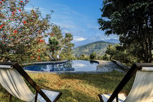 tiger-mountain-pokhara-lodge-nepal-familienluxusreisen-thefamilyproject-pool