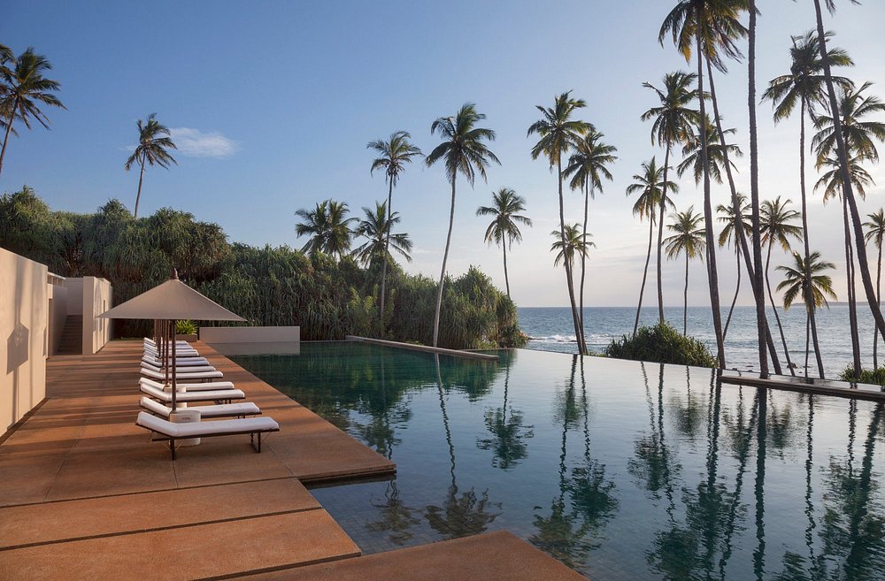 amanwella-sri-lanka-familienluxusreisen-thefamilyproject-pool-liegen