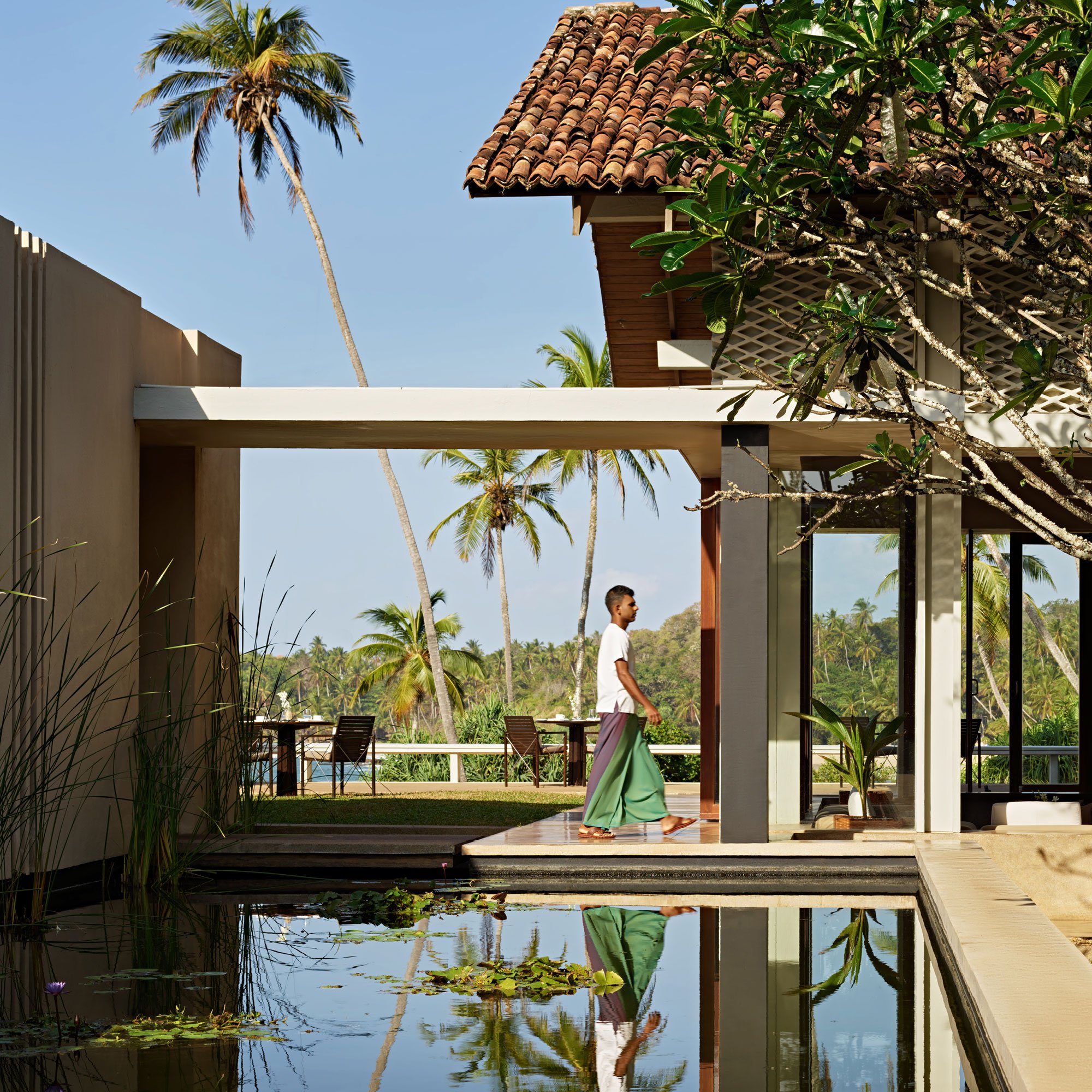 amanwella-sri-lanka-familienluxusreisen-thefamilyproject-pool-staff