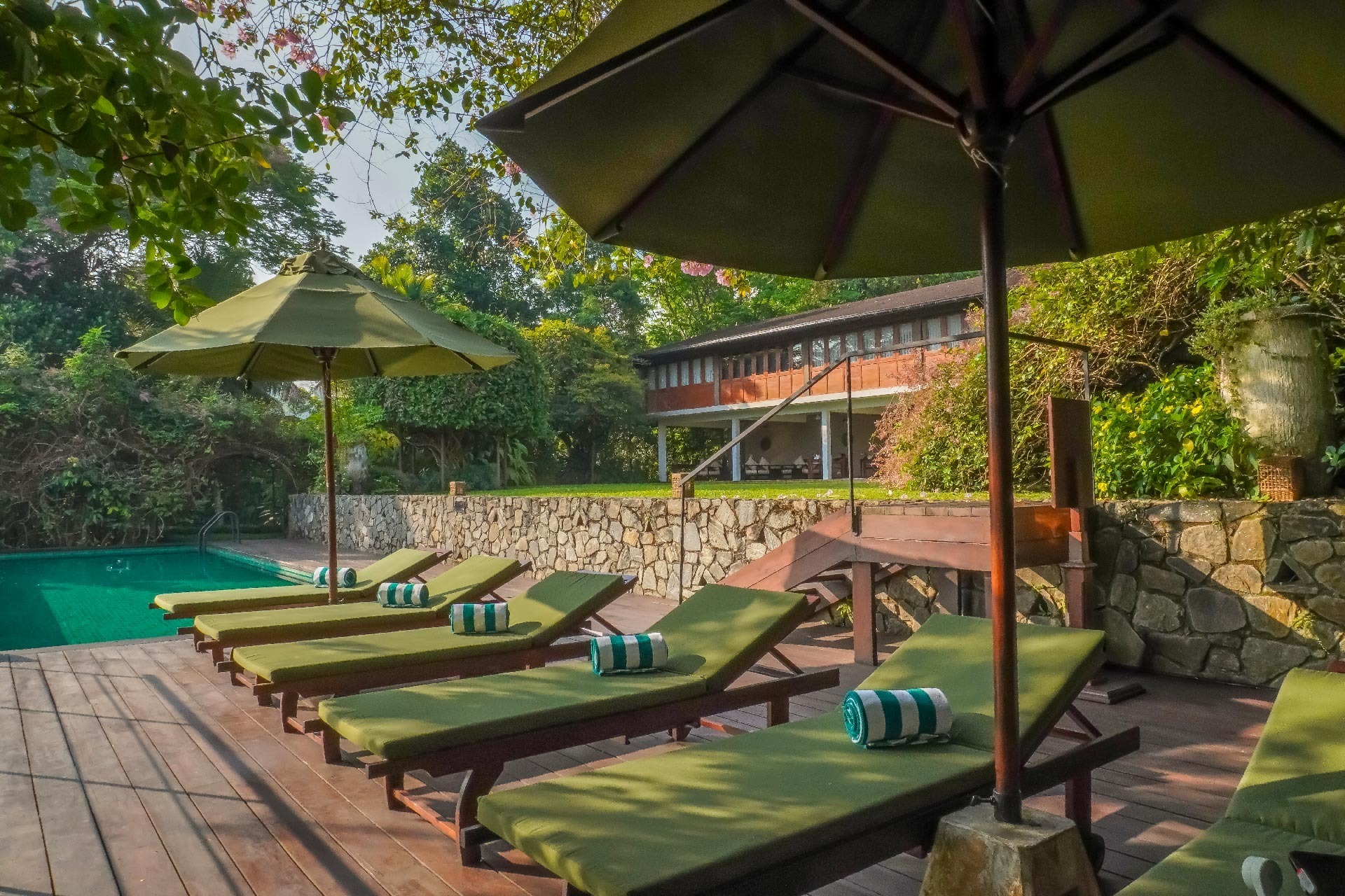 kings-pavilion-kandy-srilanka-familienluxusreisen-thefamilyproject-terrasse