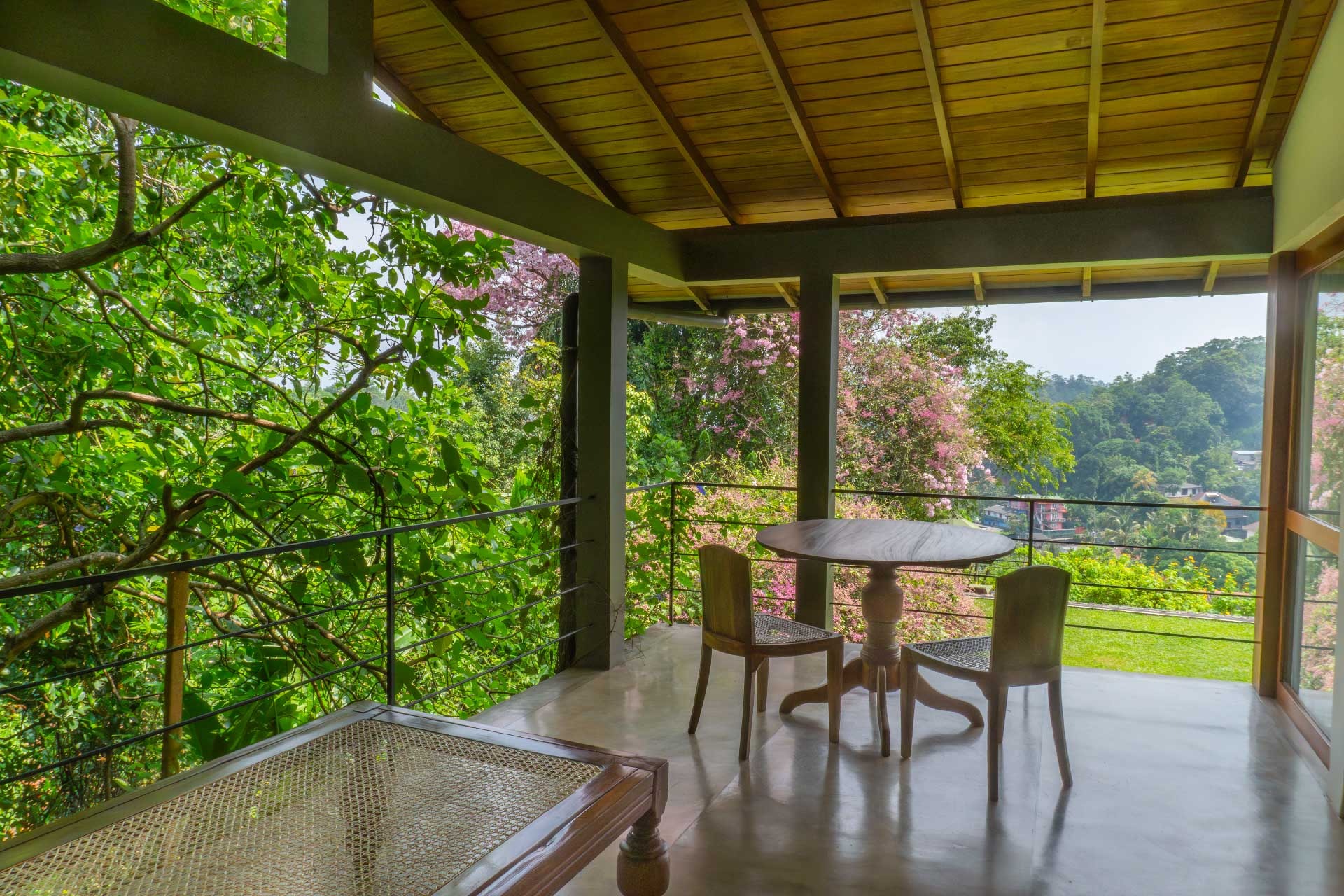 kings-pavilion-kandy-srilanka-familienluxusreisen-thefamilyproject-veranda
