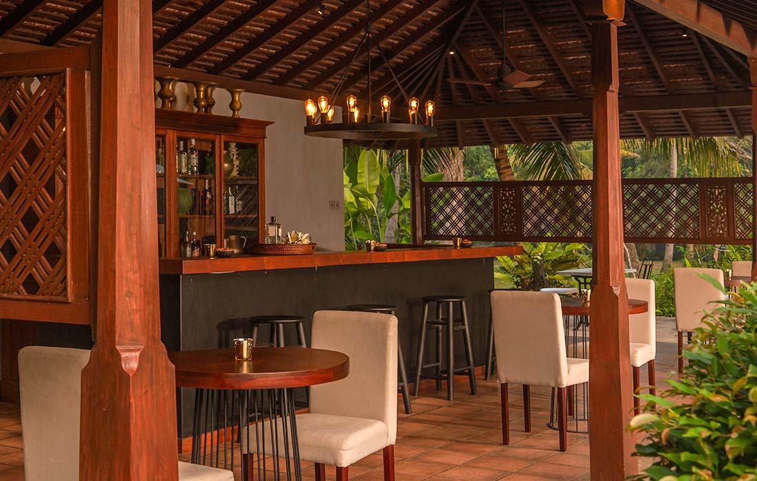 uga-riva-colombo-srilanka-familienluxusreisen-thefamilyproject-poolbar