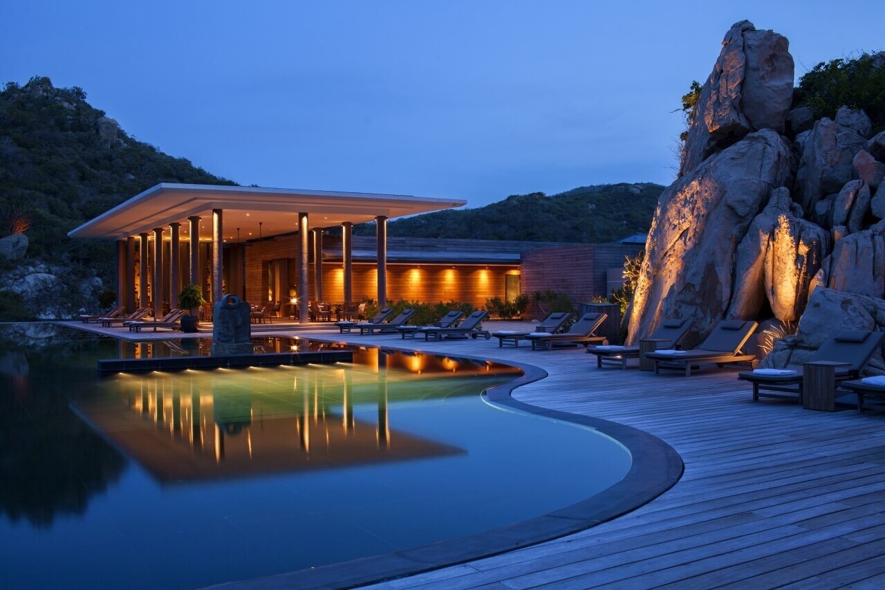 Amanoi-vietnam-asien-familienluxusreisen-terrasse mit pool bei abendbeleuchtung 