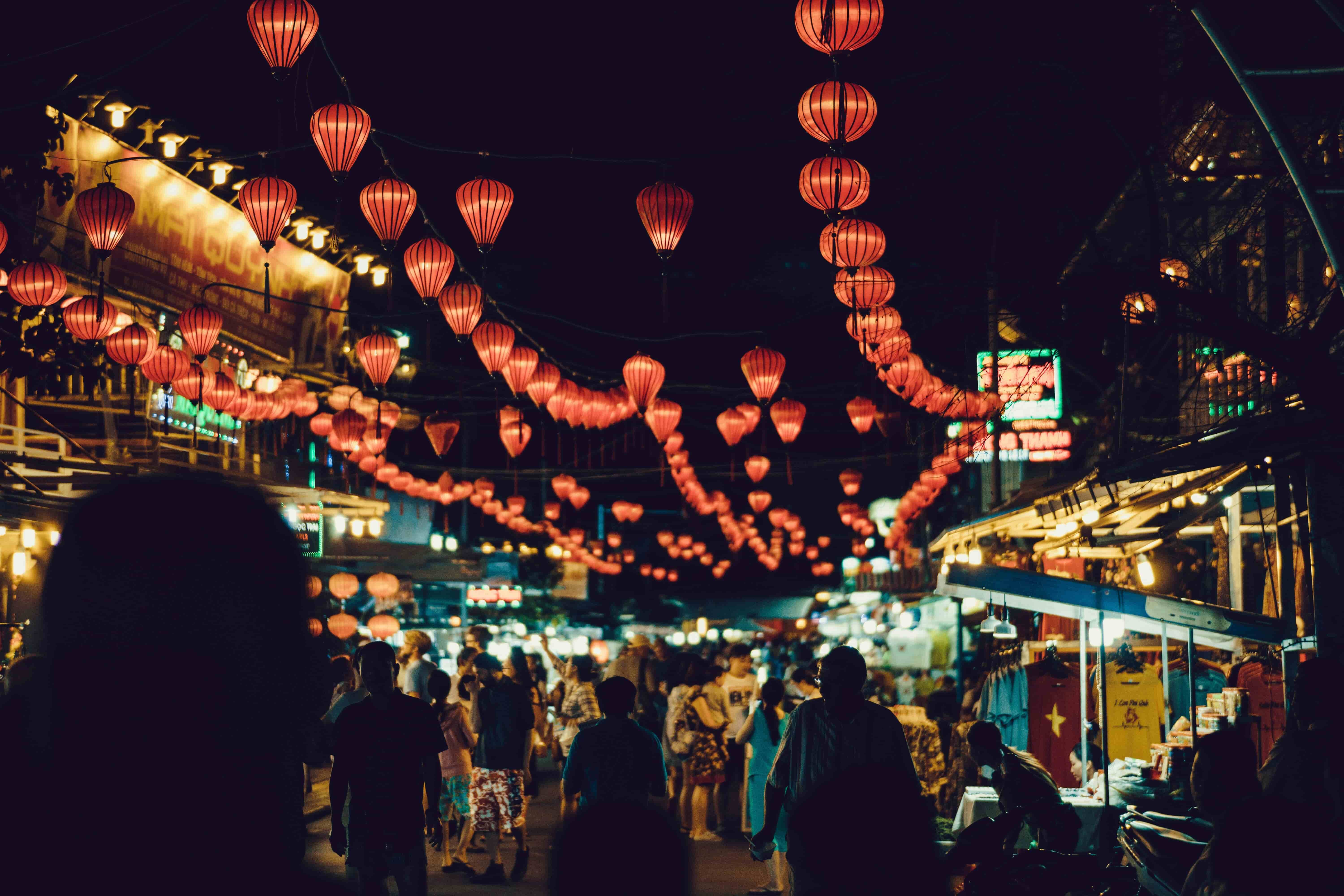 vietnam-hue-laternen bei abenstimmung am Markt 
